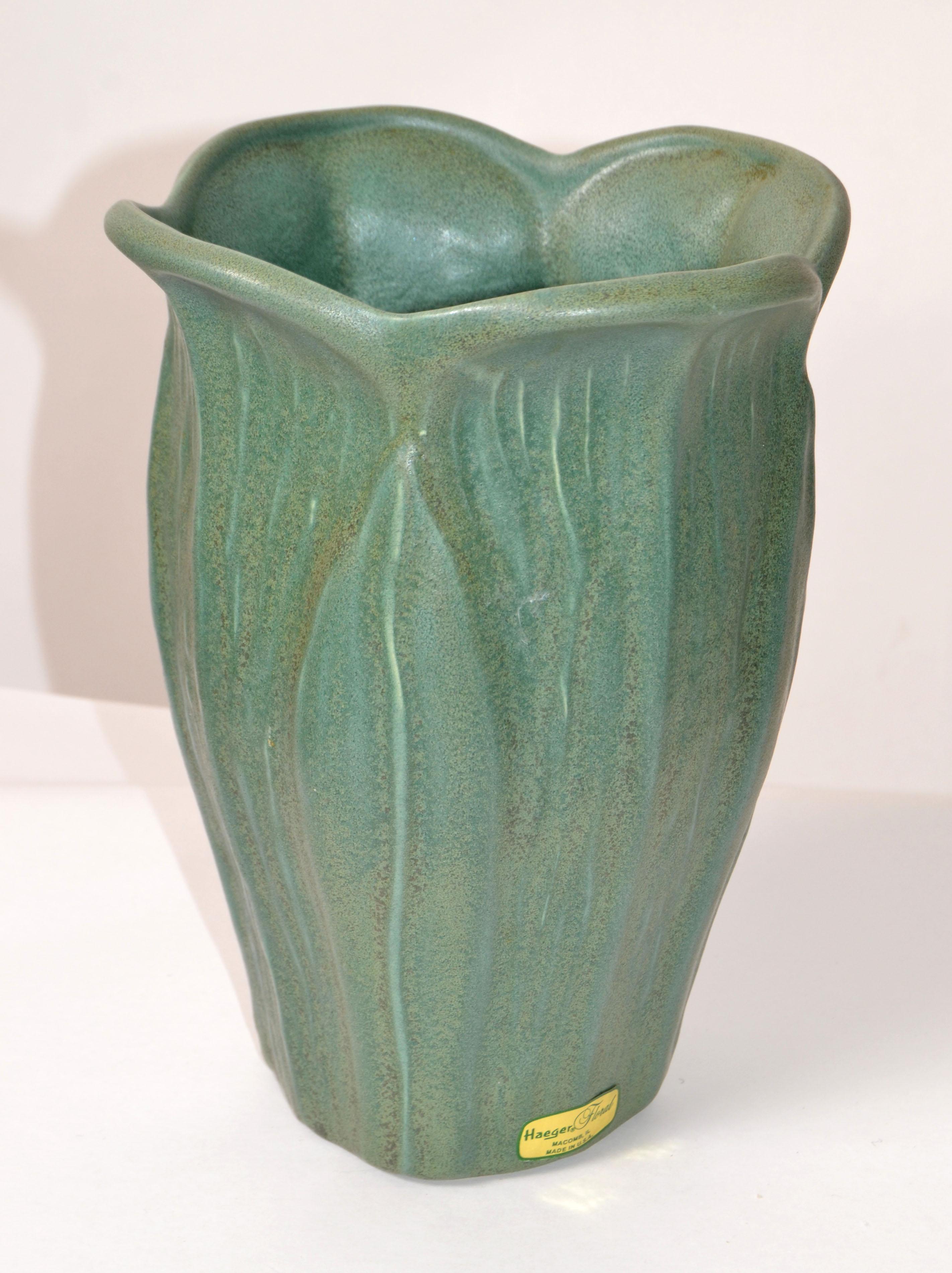 Vernissé Vase de poterie artisanal vert menthe Haeger, mi-siècle moderne, États-Unis en vente