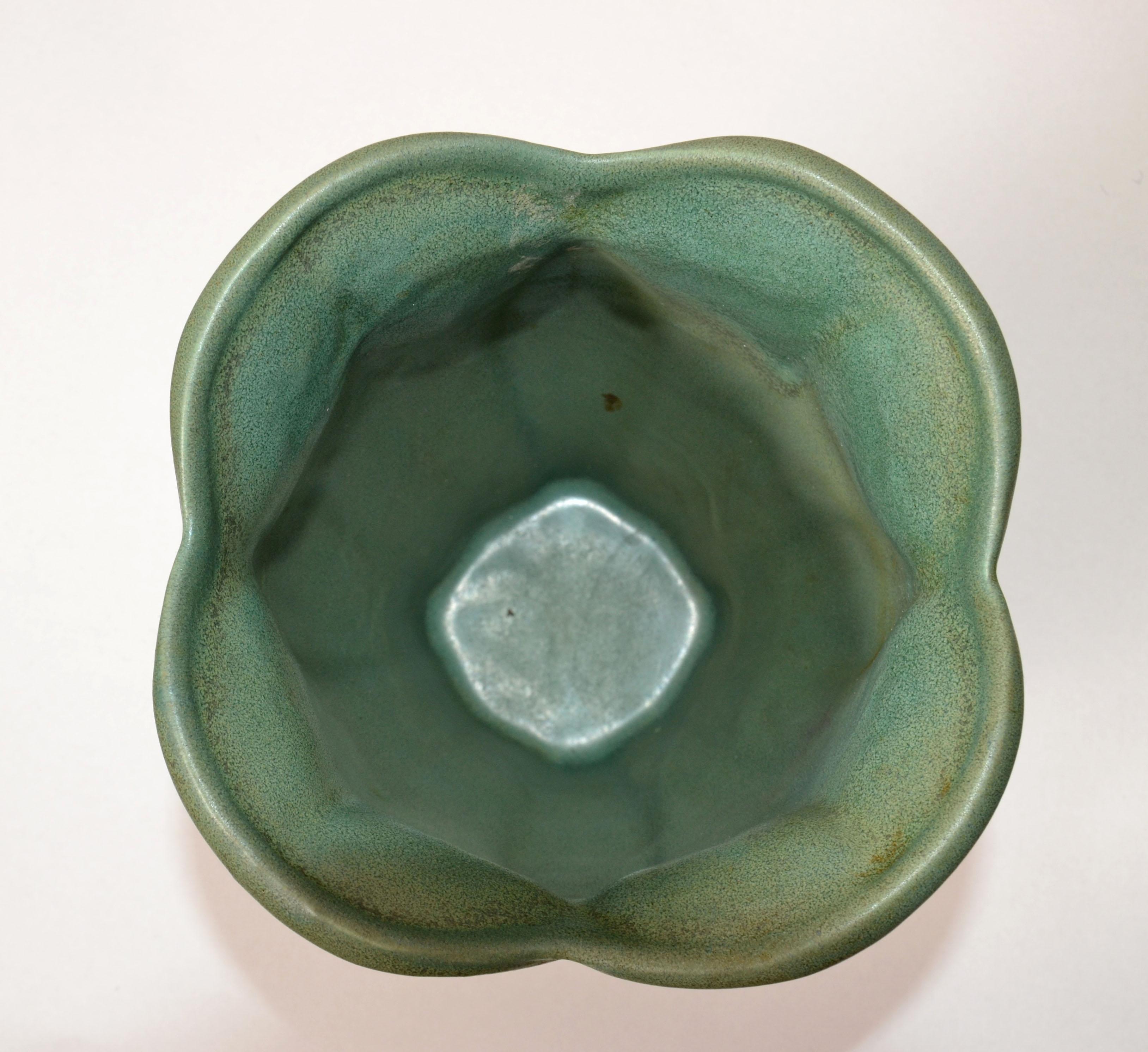 Haeger Floral Mint Green Glazed Hand-Crafted Pottey Vase Mid-Century Modern USA In Good Condition For Sale In Miami, FL