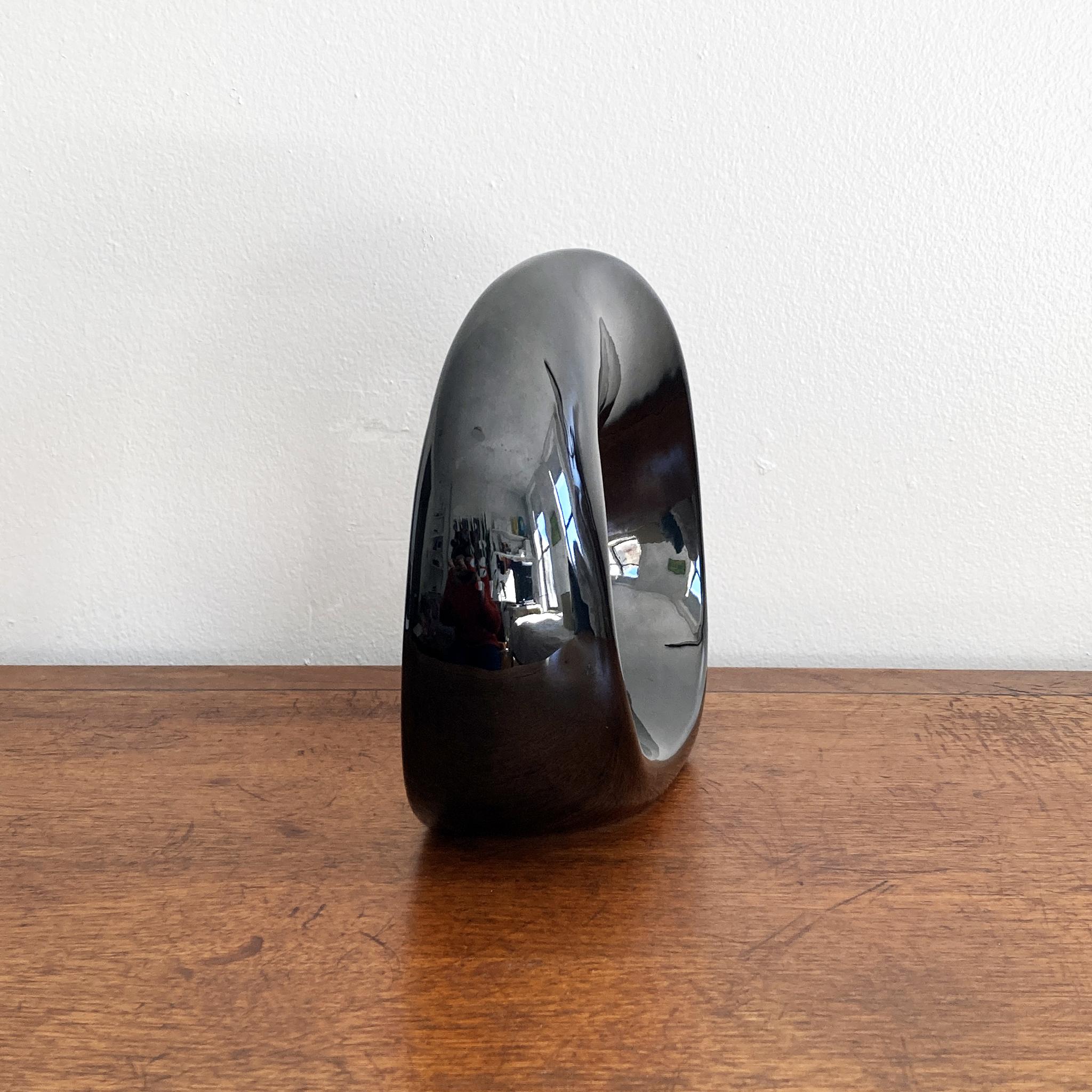 Vernissé Sculpture d'orbe circulaire torsadé postmoderne noire Haeger Glosss en vente