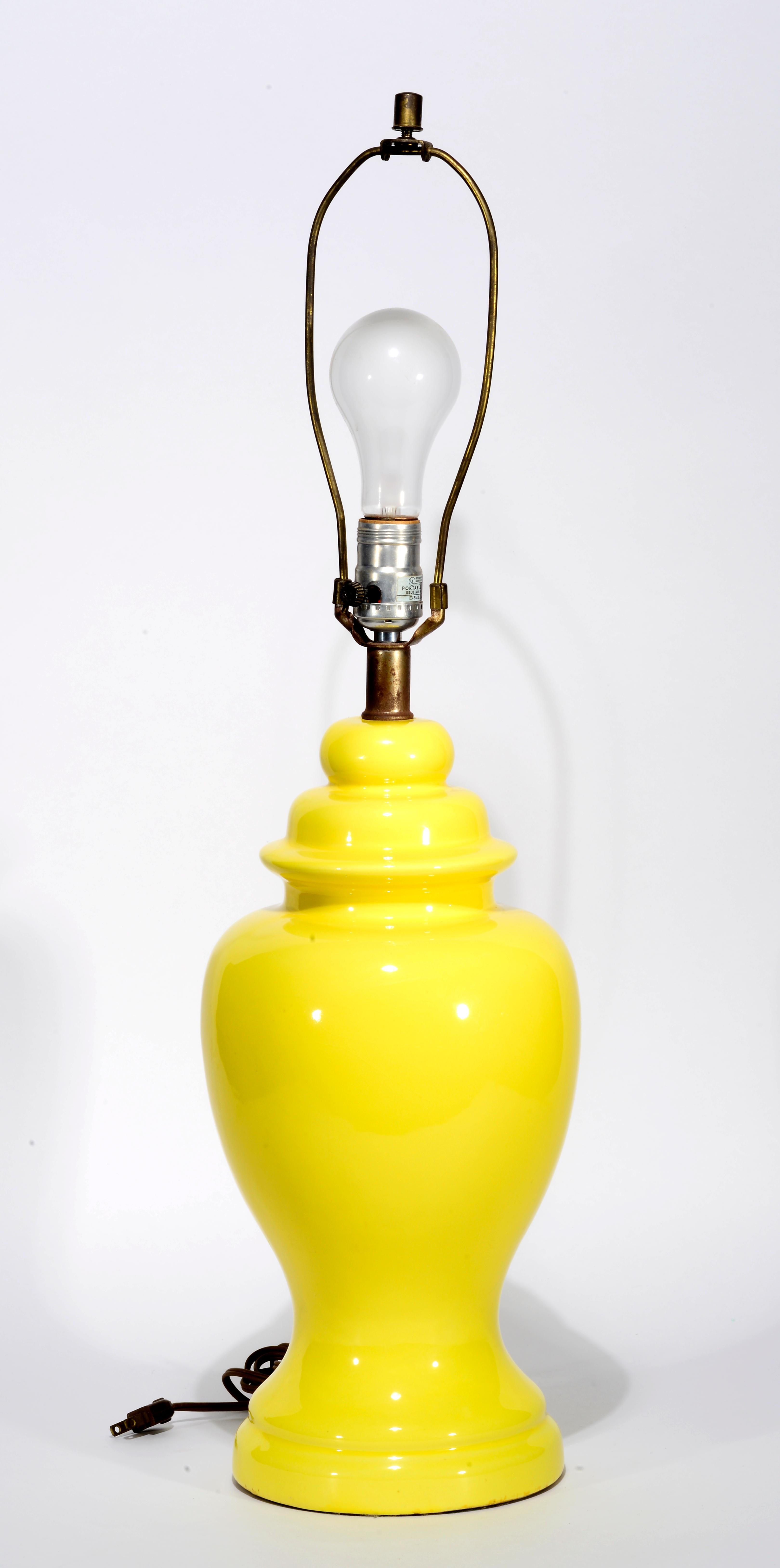 Lampe de table vintage de grande taille, sculpturale, avec un corps en céramique en forme d'urne et une glaçure jaune intense. L'émail jaune vif et ensoleillé ajoute une touche de couleur inattendue à une forme de lampe traditionnelle ; l'émail