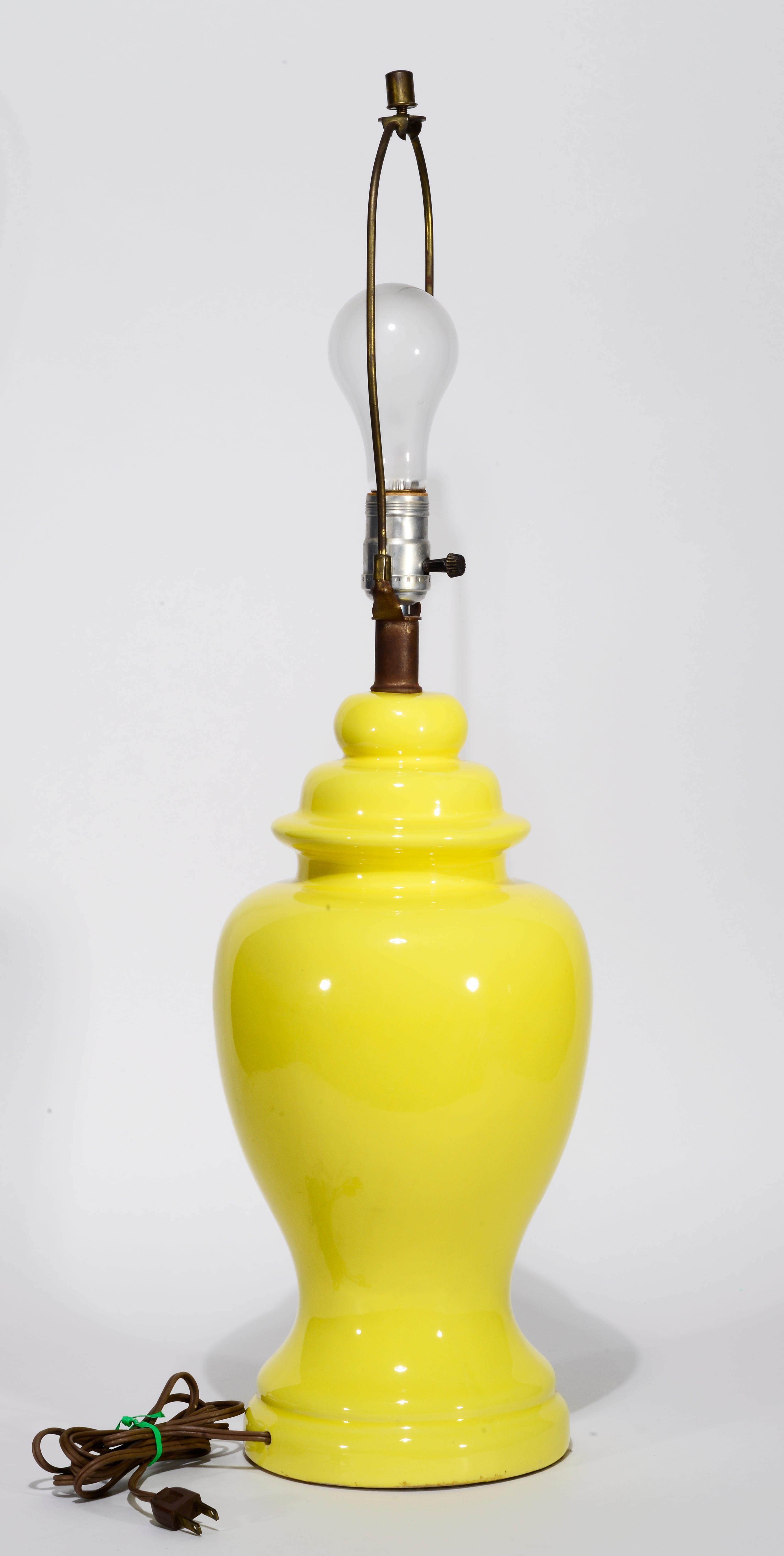 Mid-Century Modern Haeger Lampe de table Urne en céramique jaune intense Union Made 1950s en vente