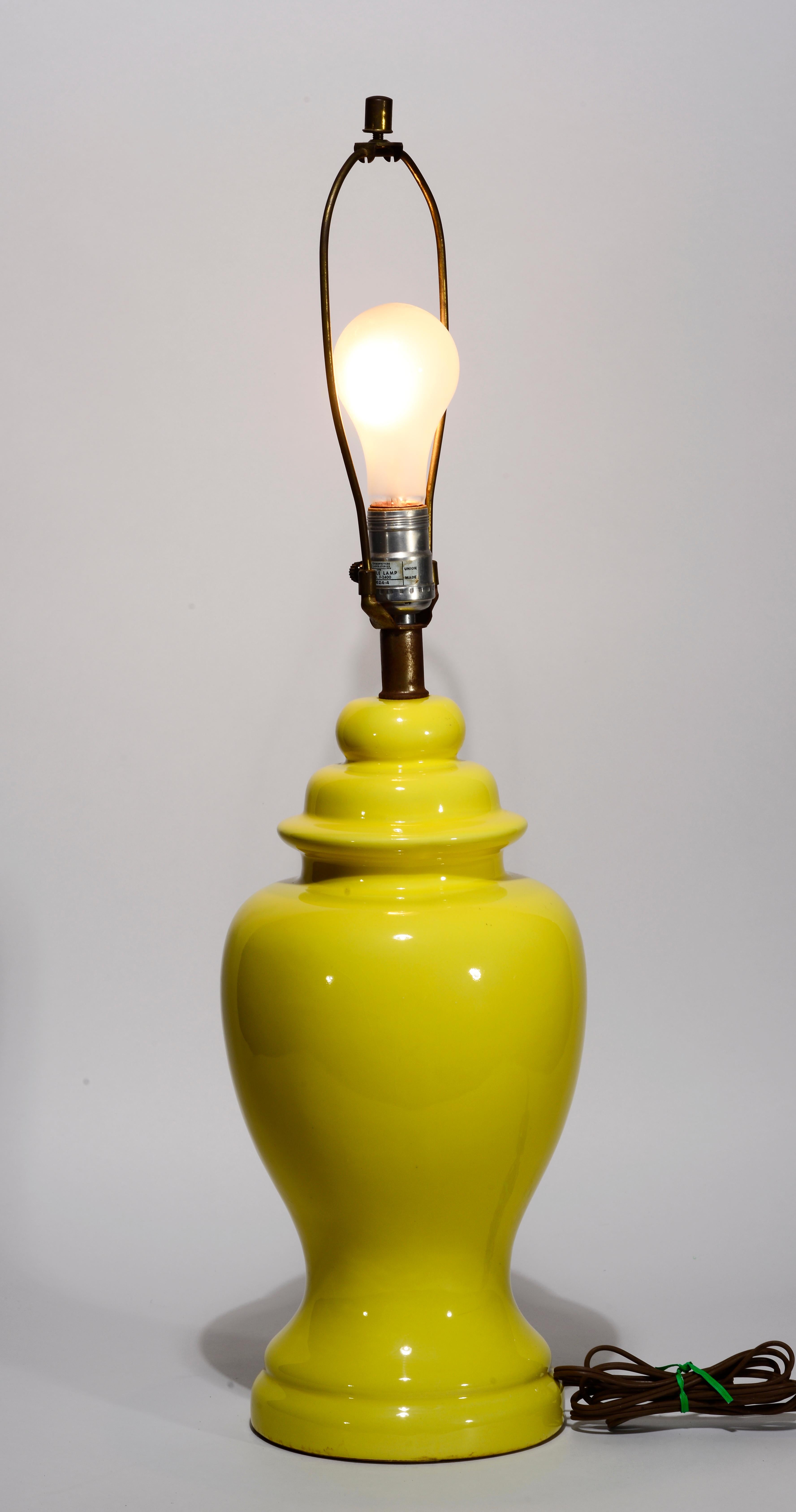 Fait main Haeger Lampe de table Urne en céramique jaune intense Union Made 1950s en vente