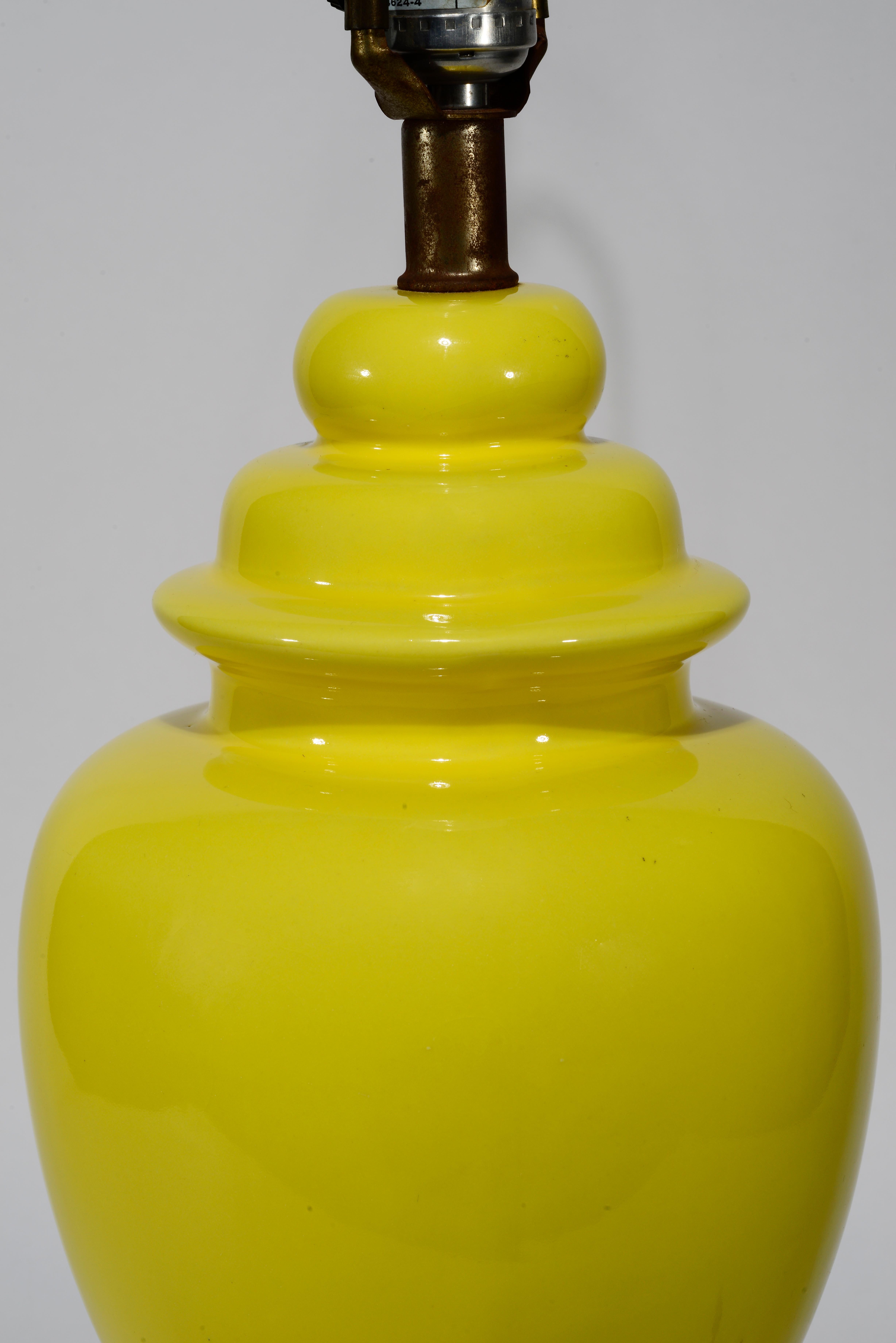 Haeger Lampe de table Urne en céramique jaune intense Union Made 1950s Bon état - En vente à Clifton Springs, NY