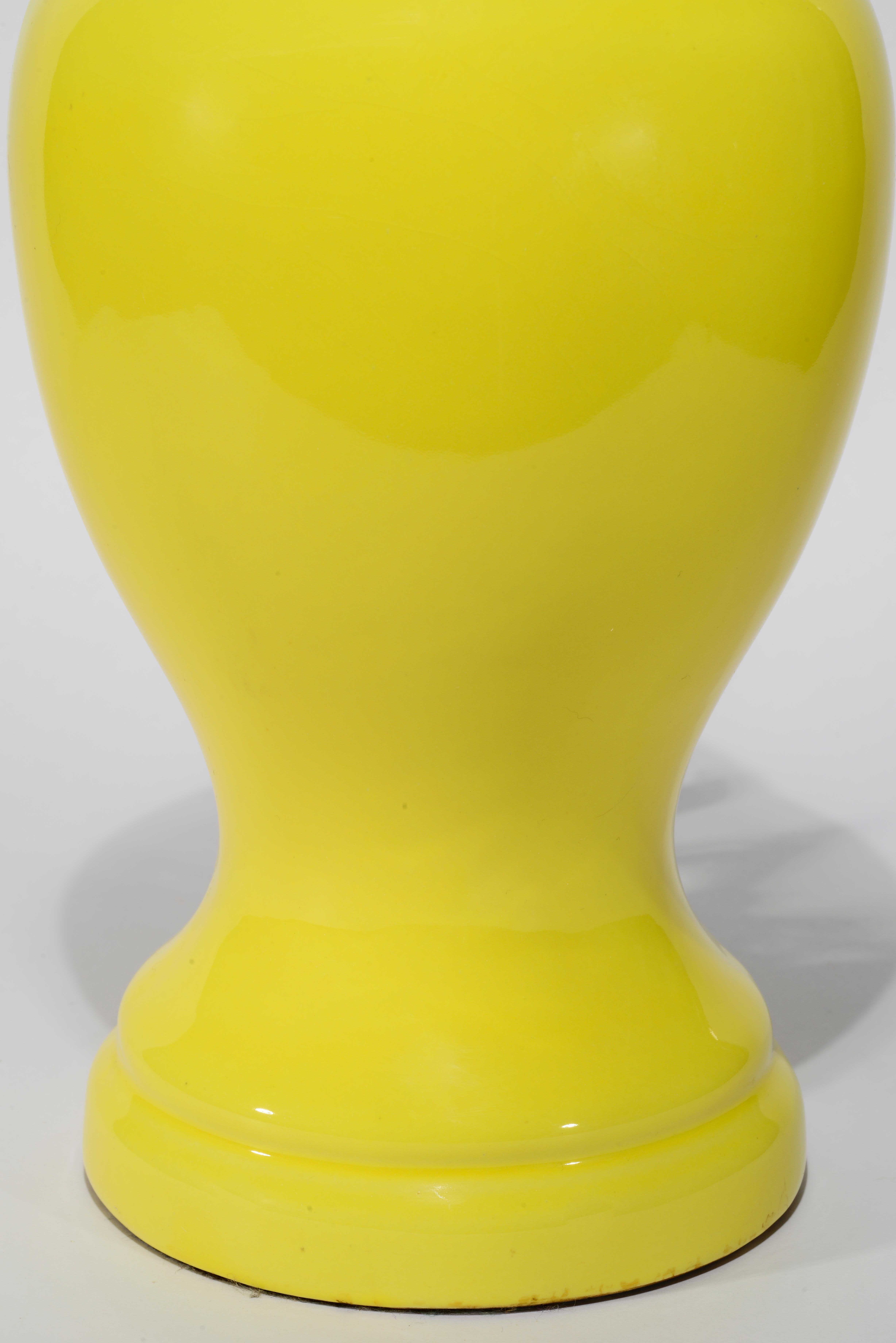 20ième siècle Haeger Lampe de table Urne en céramique jaune intense Union Made 1950s en vente