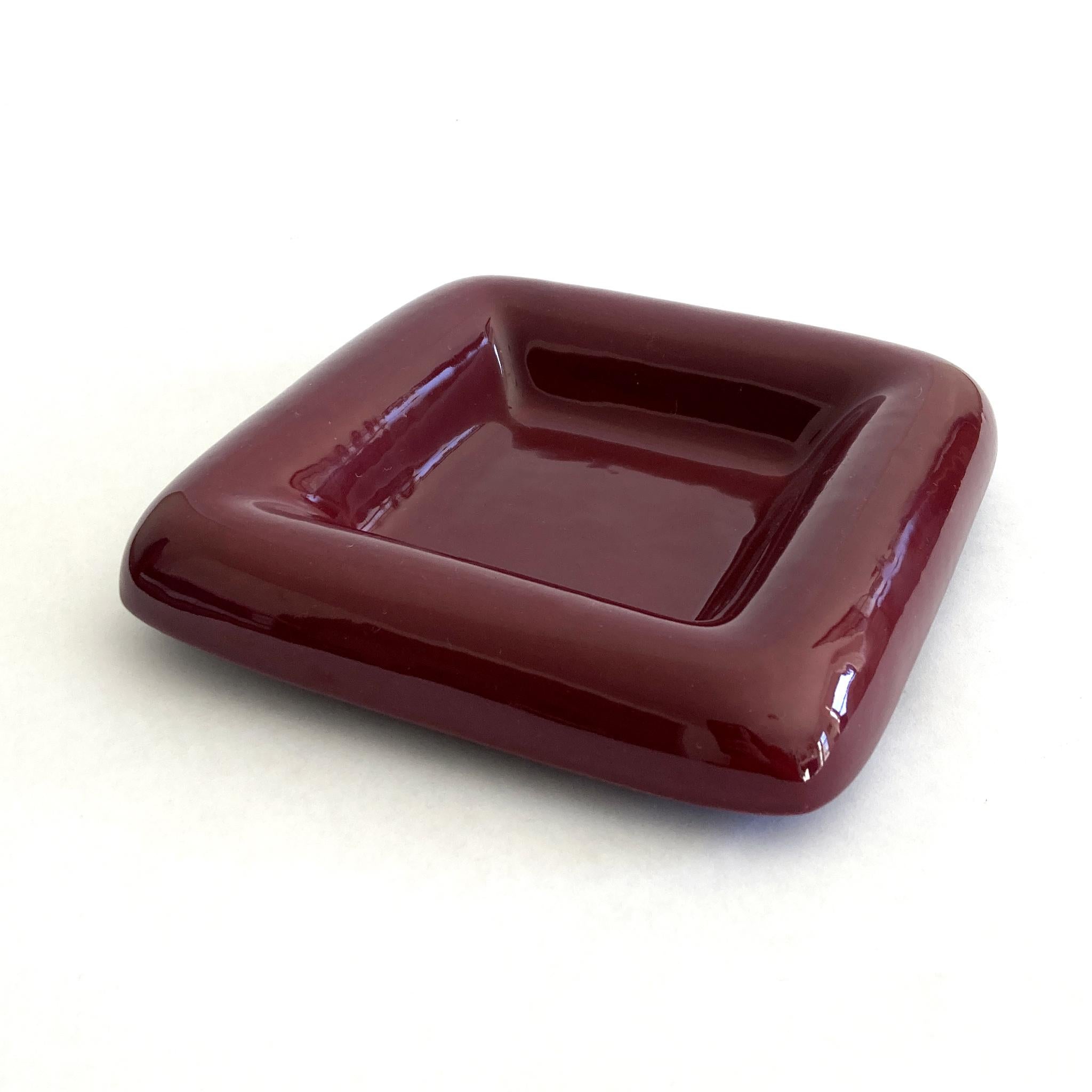 Postmodern Haeger vide poche catchall. Bold rounded edges make this a standout piece, burgundy color is versatile and pairs nicely with many other colors. Perfect for a coffee table, dresser or entryway. Marked Haeger USA on bottom, pattern number