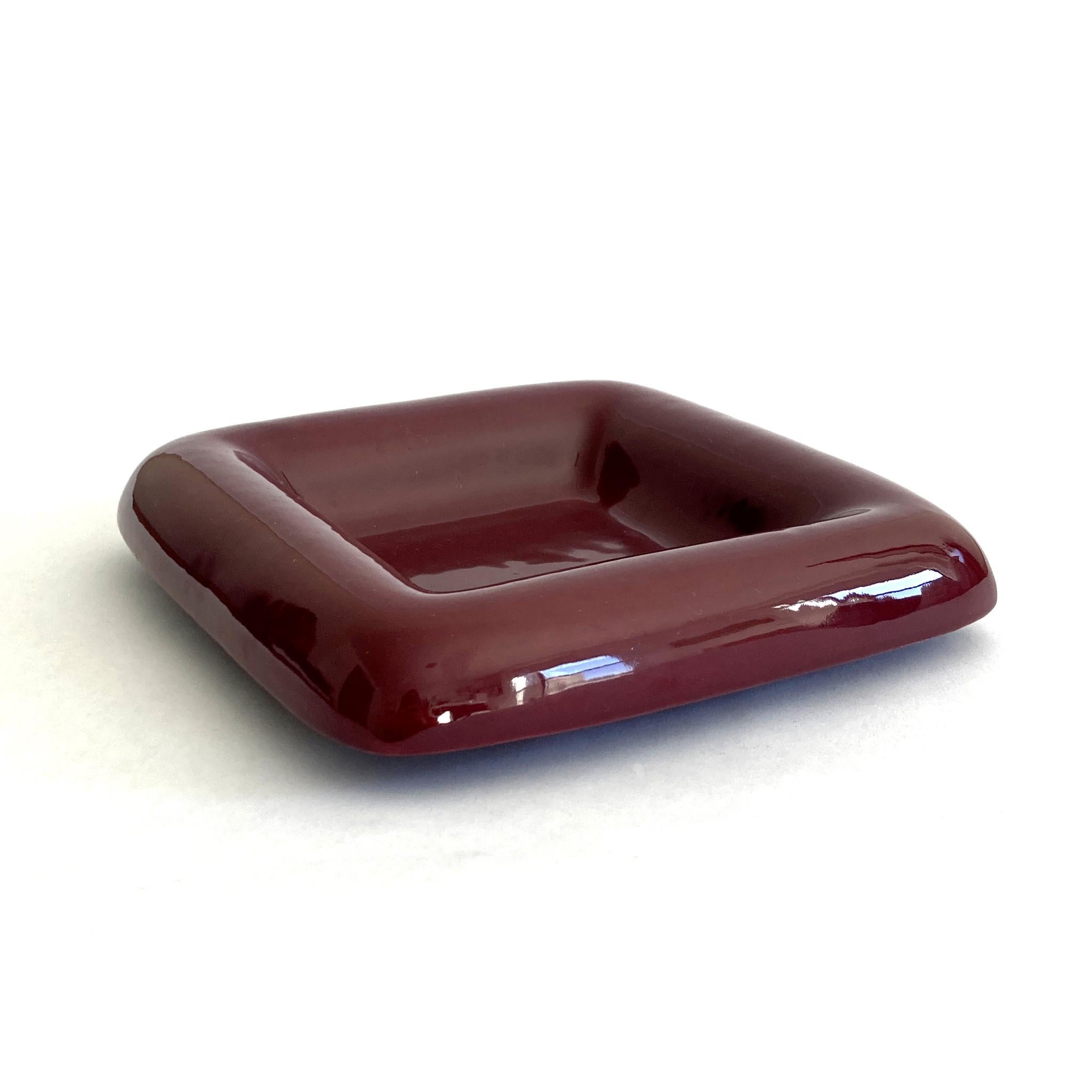 Vernissé Haeger Rounded Edge Burgundy Postmodern Vide Poche  en vente