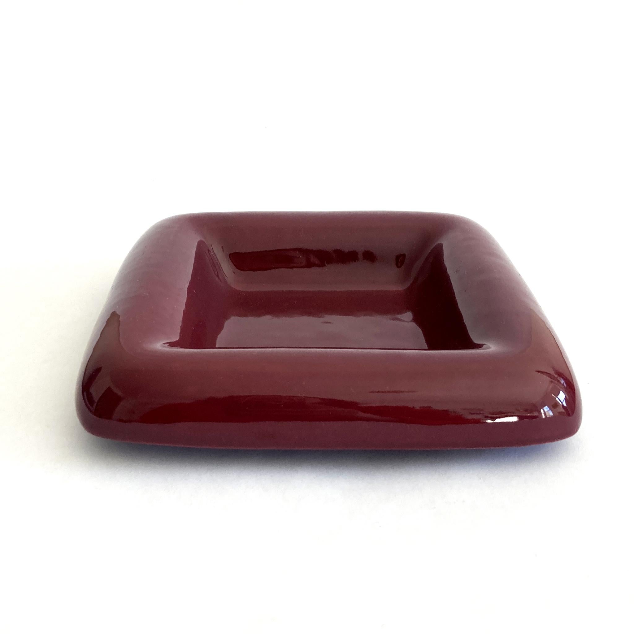 Haeger Rounded Edge Burgundy Postmodern Vide Poche  In Good Condition For Sale In New York, NY