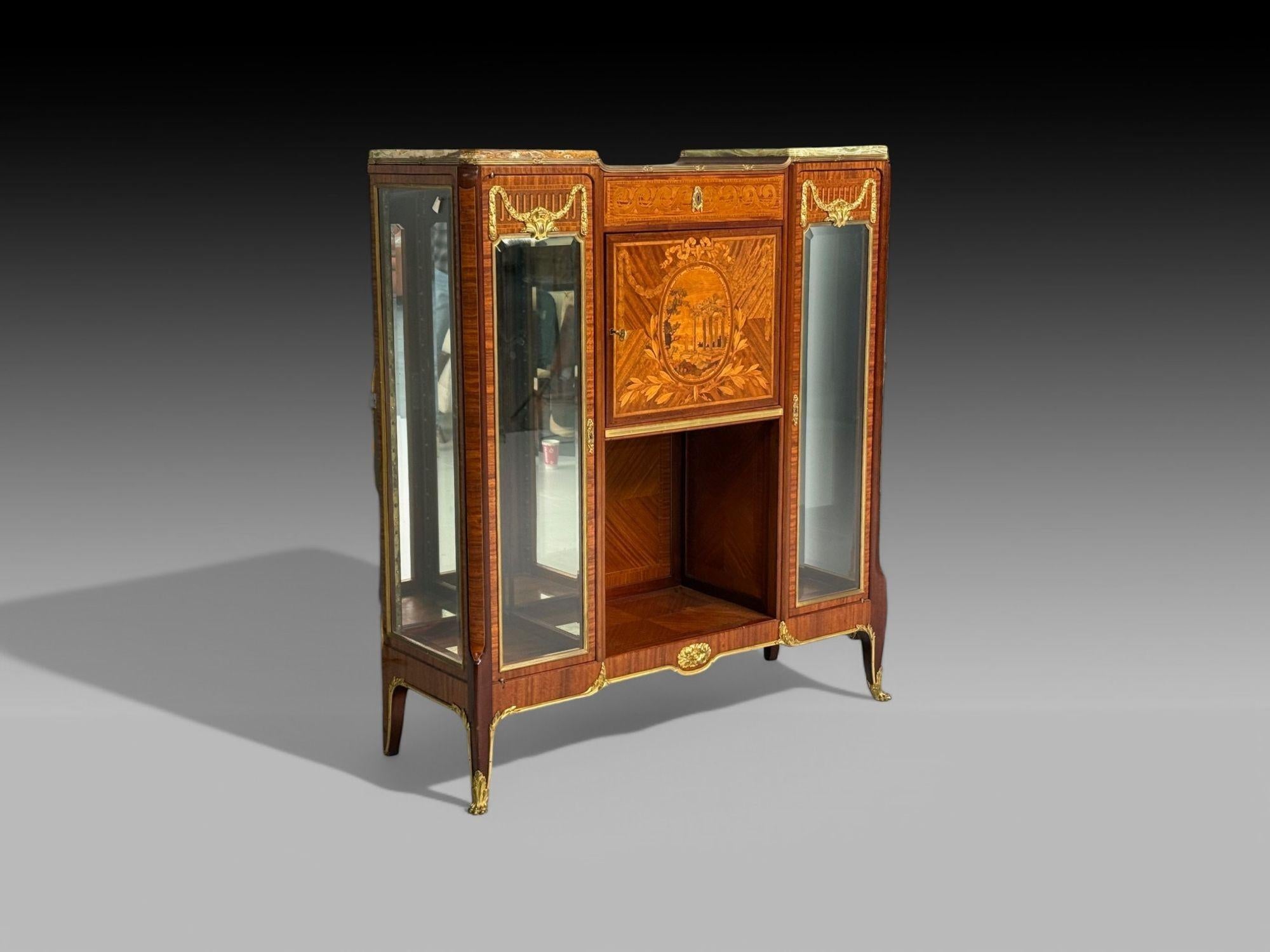 Haentges Freres Firmato, stile Luigi XVI, intarsio, bronzo, armadi a vetrina, Parigi, XIX sec.

Una notevole coppia di vetrine Haentges Frères, etichettate e timbrate, che possono funzionare anche come librerie o mobili bar. Ogni pezzo presenta