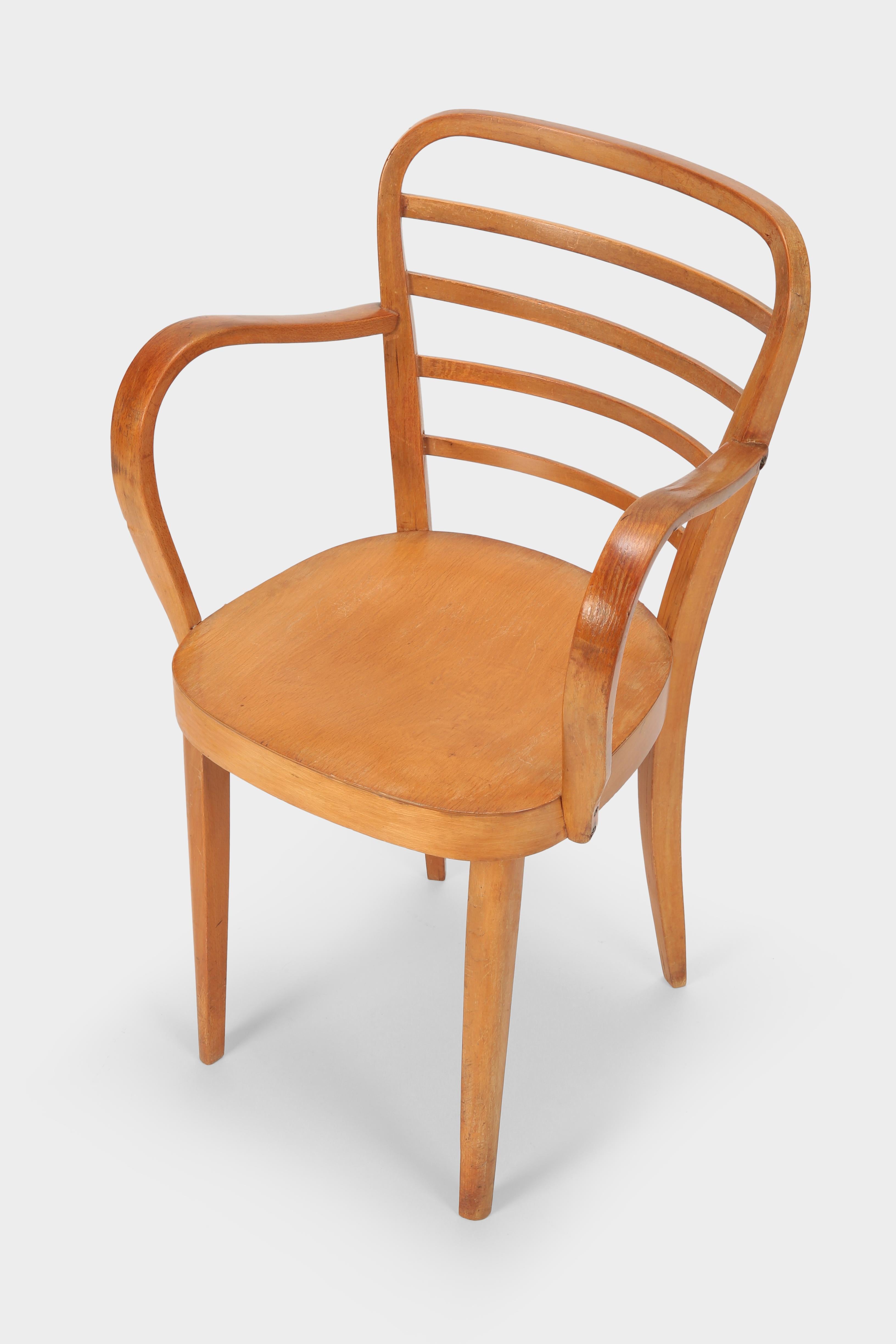 Max Ernst Häfeli and Ernst Anton Kadler-Vögli chair manufactured by Horgen Glarus in the 1950s in Switzerland. Skillfully bent frame made of solid beech wood and a curved seat.