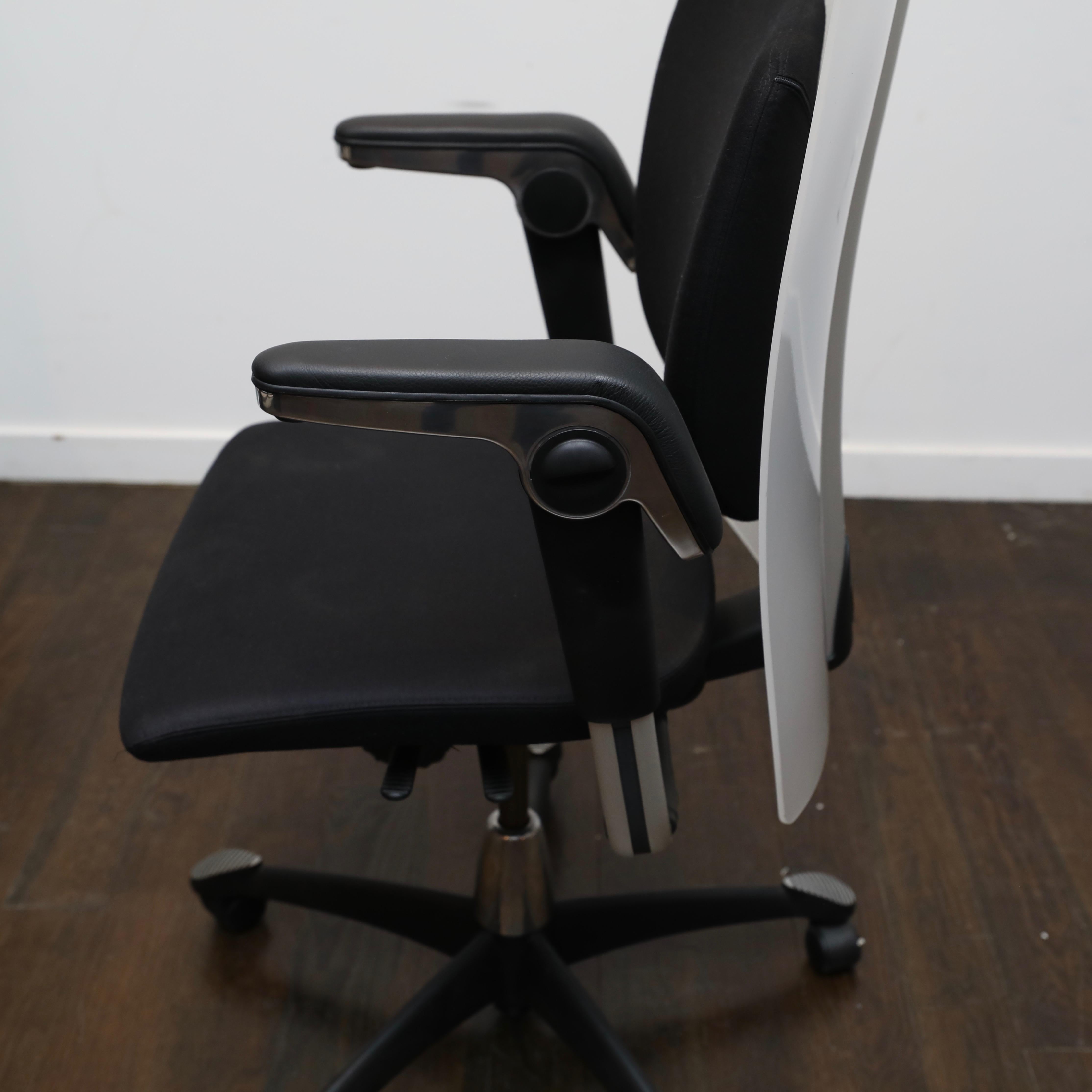HÅG HO9 Ergonomic Executive Chair In New Condition In New London, CT