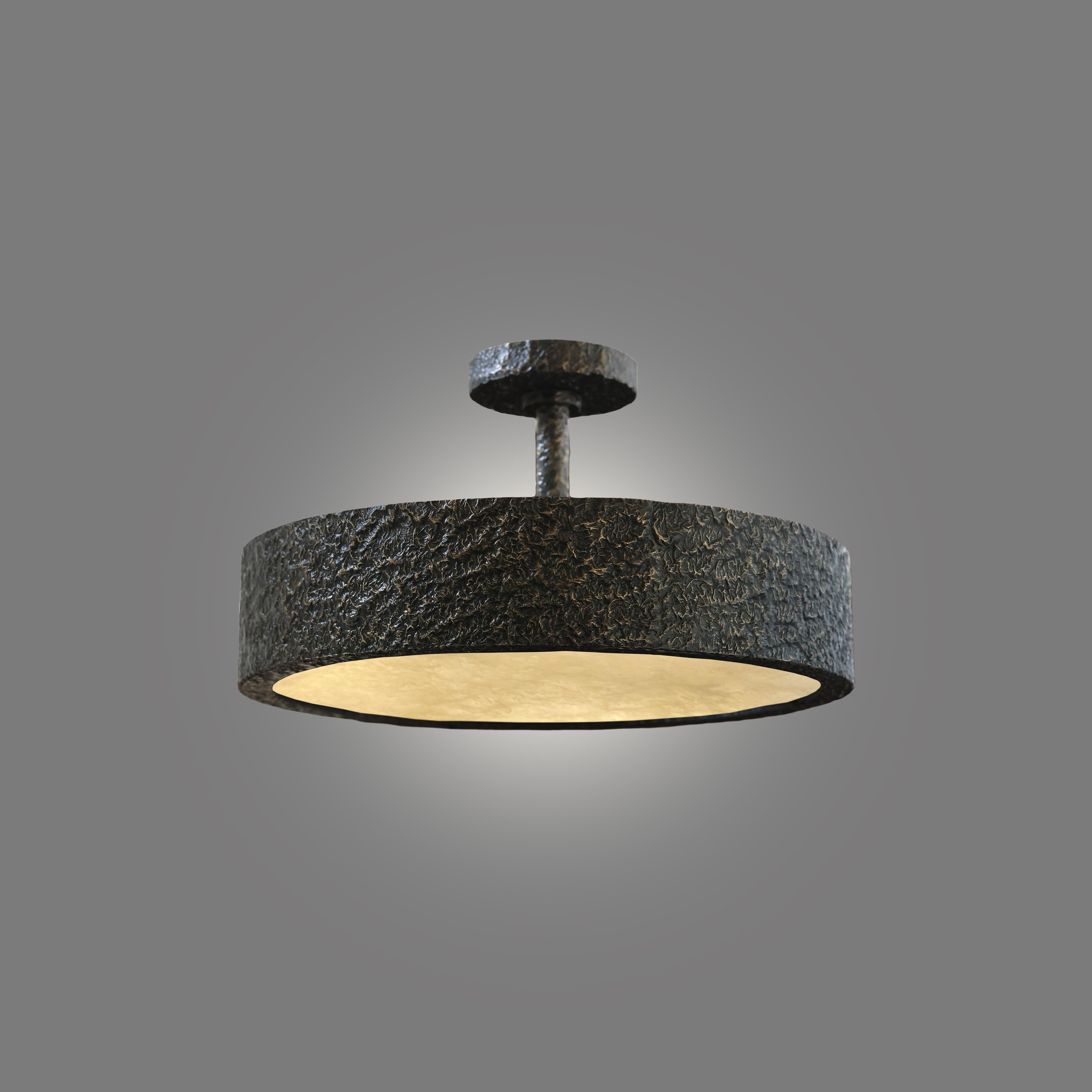 Semi-plinthe en laiton vieilli martelé avec panneau en cristal de roche 
Créé par Phoenix 
Quatre prises e26 installées, 240 W au total 
Taille personnalisée sur demande.