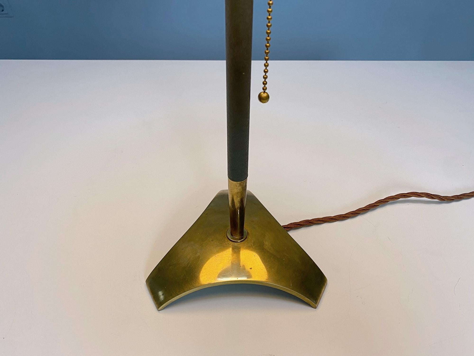 Hagenauer Mid-Century Modern Dreibein-Tischlampe aus Messing, 1960er Jahre, Österreich (Moderne der Mitte des Jahrhunderts) im Angebot
