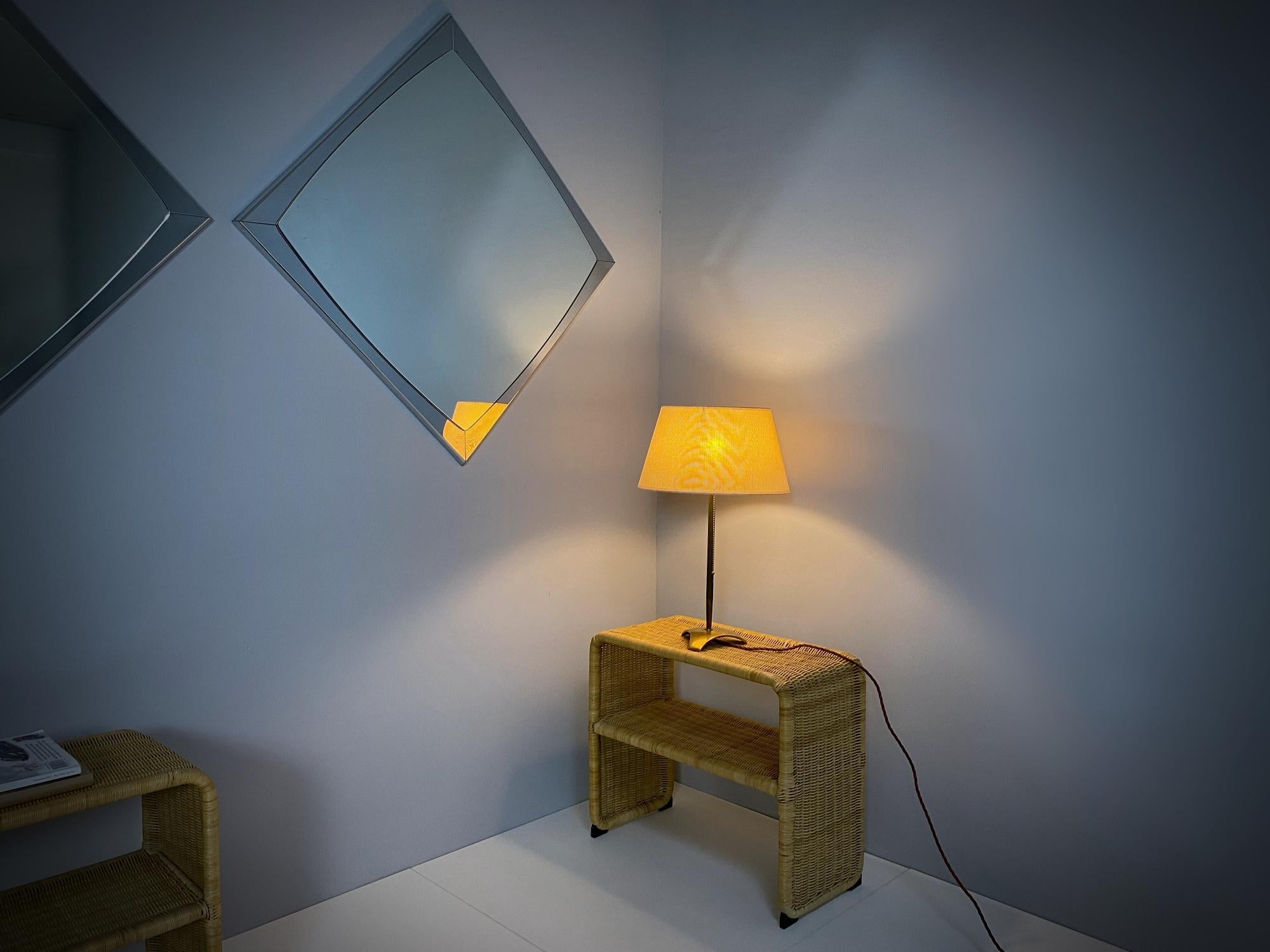 Laiton Hagenauer lampe de bureau à trois pieds en laiton moderne mi-siècle, années 1960, Autriche en vente