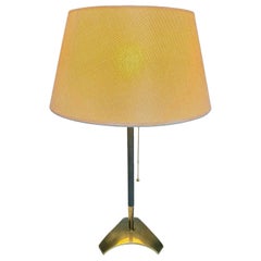 Hagenauer Mid-Century Modern Dreibein-Tischlampe aus Messing, 1960er Jahre, Österreich