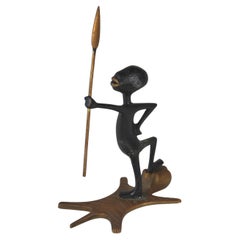 Hagenauer Bronzefigur eines Jägers, der auf einer großen Katze steht