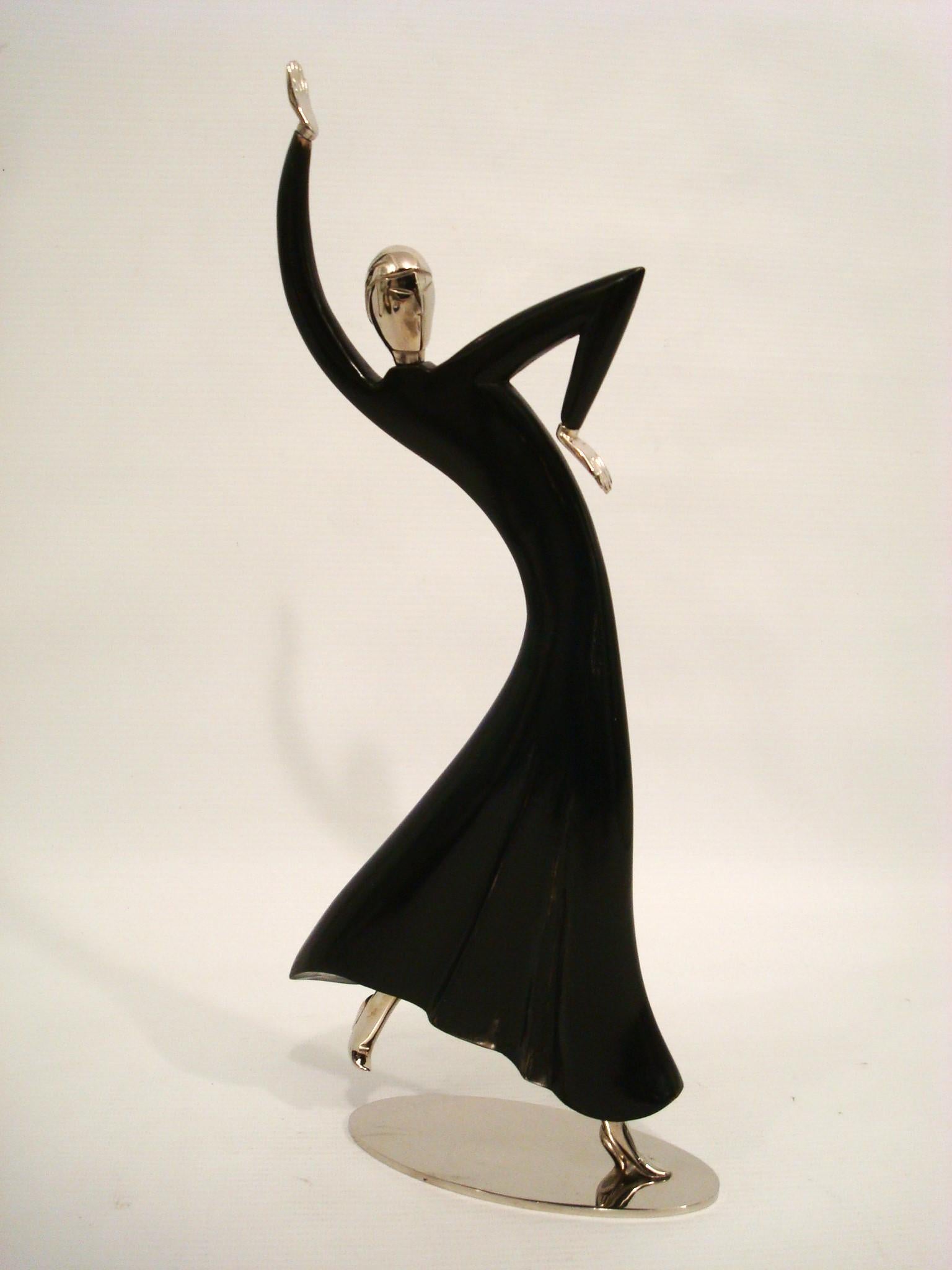 Hagenauer Bronzo e legno Abito Scultura Ballerina Wiener Werkstatte, Josephine Baker.
Rarissima scultura di ballerina Josephine Baker in stile Art Déco del 1920. Abito in bronzo argentato e legno nero lucido. Stampato sotto di esso.

Dal 1995 siamo