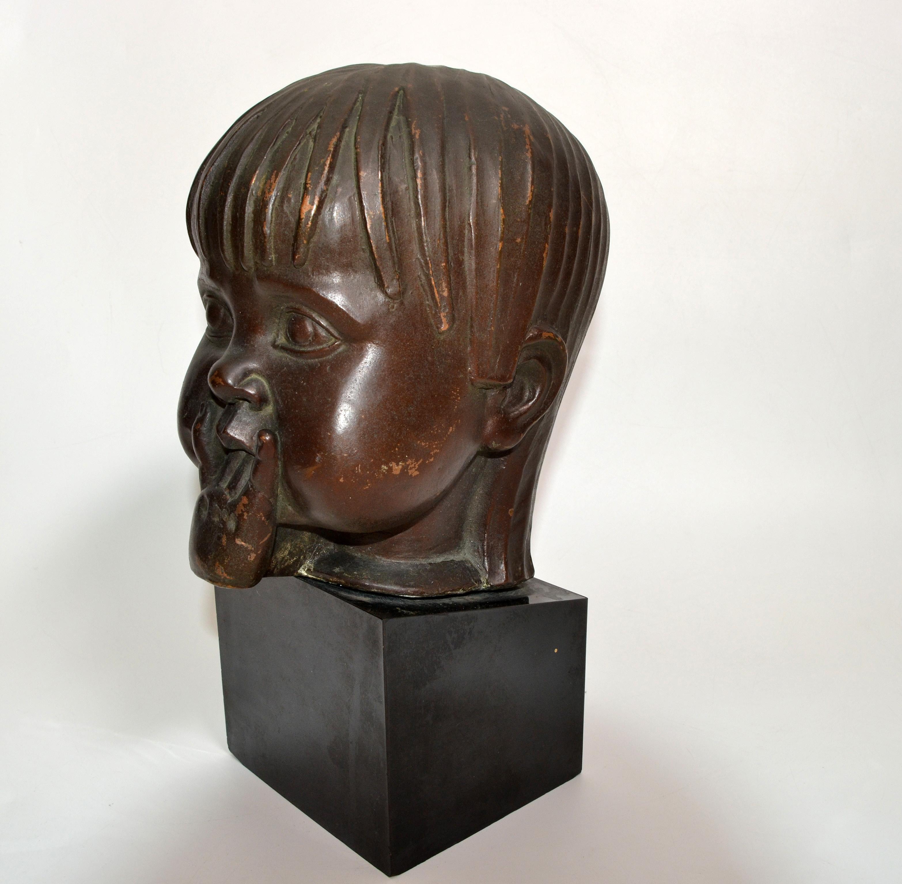 Hagenauer Manner Patina Bronze & Holzbüste, Kinderkopf-Skulptur mit Fingern (Art déco) im Angebot