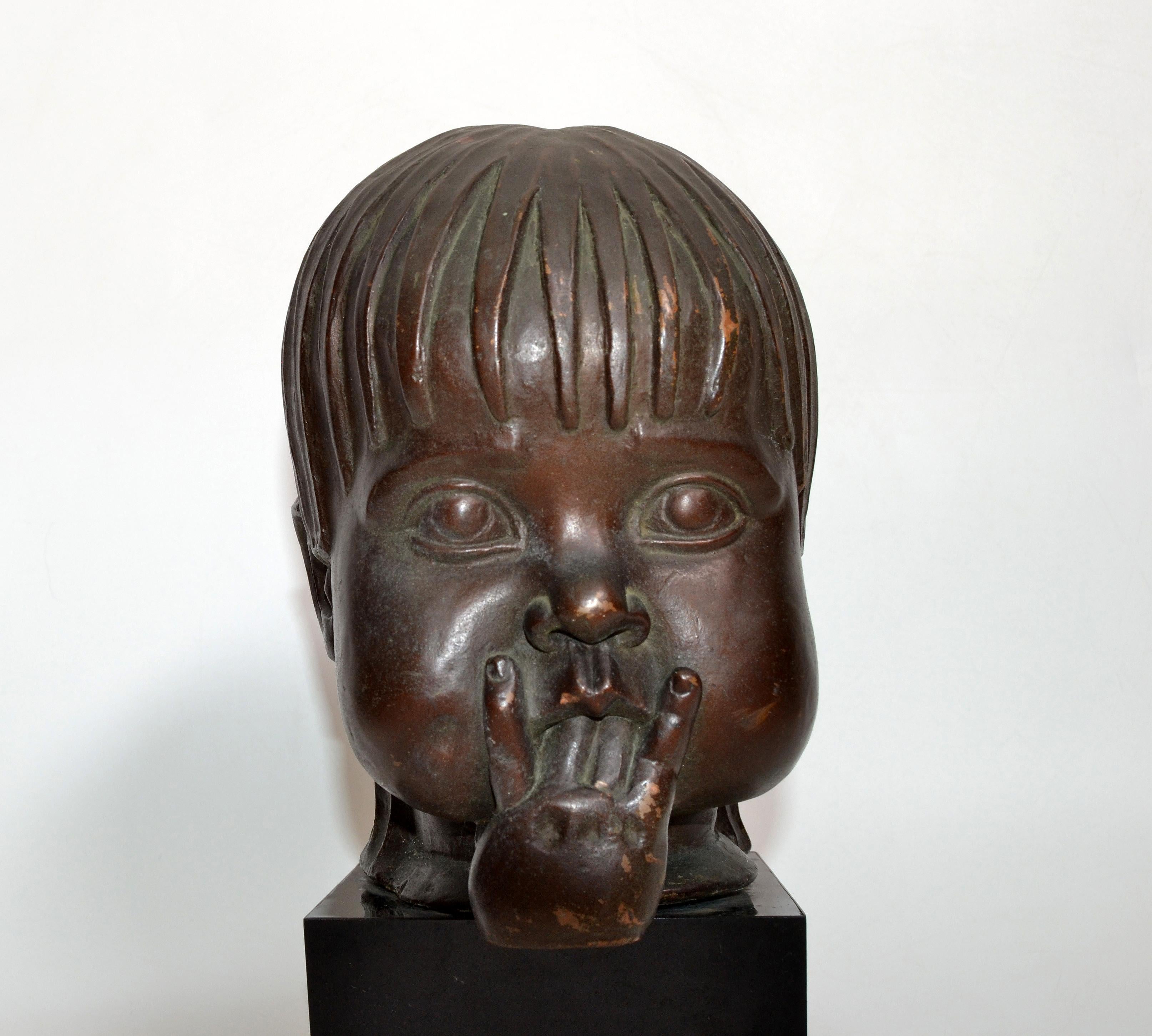 Hagenauer Manner Patina Bronze & Holzbüste, Kinderkopf-Skulptur mit Fingern (amerikanisch) im Angebot