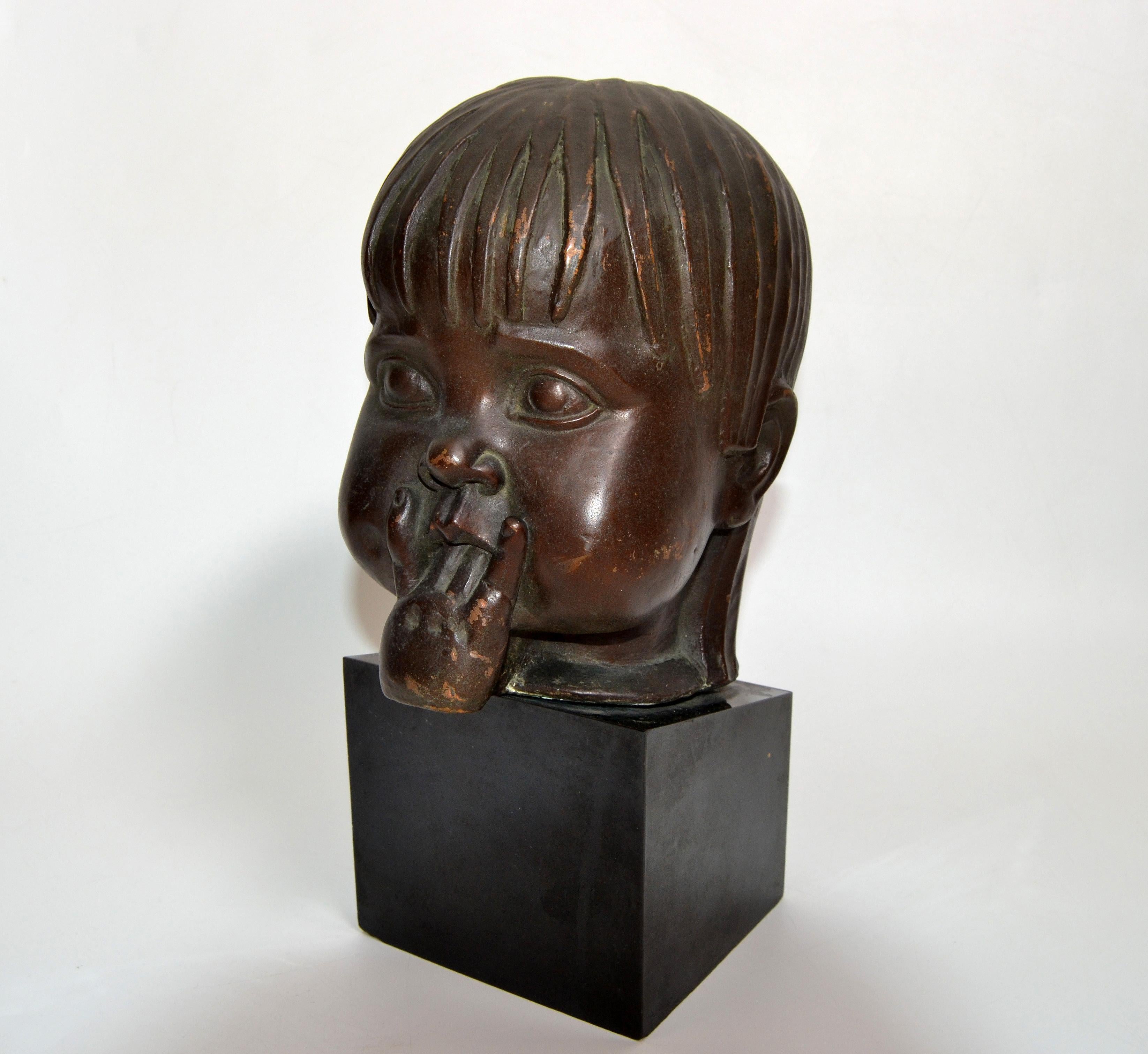 Hagenauer Manner Patina Bronze & Holzbüste, Kinderkopf-Skulptur mit Fingern (Lackiert) im Angebot