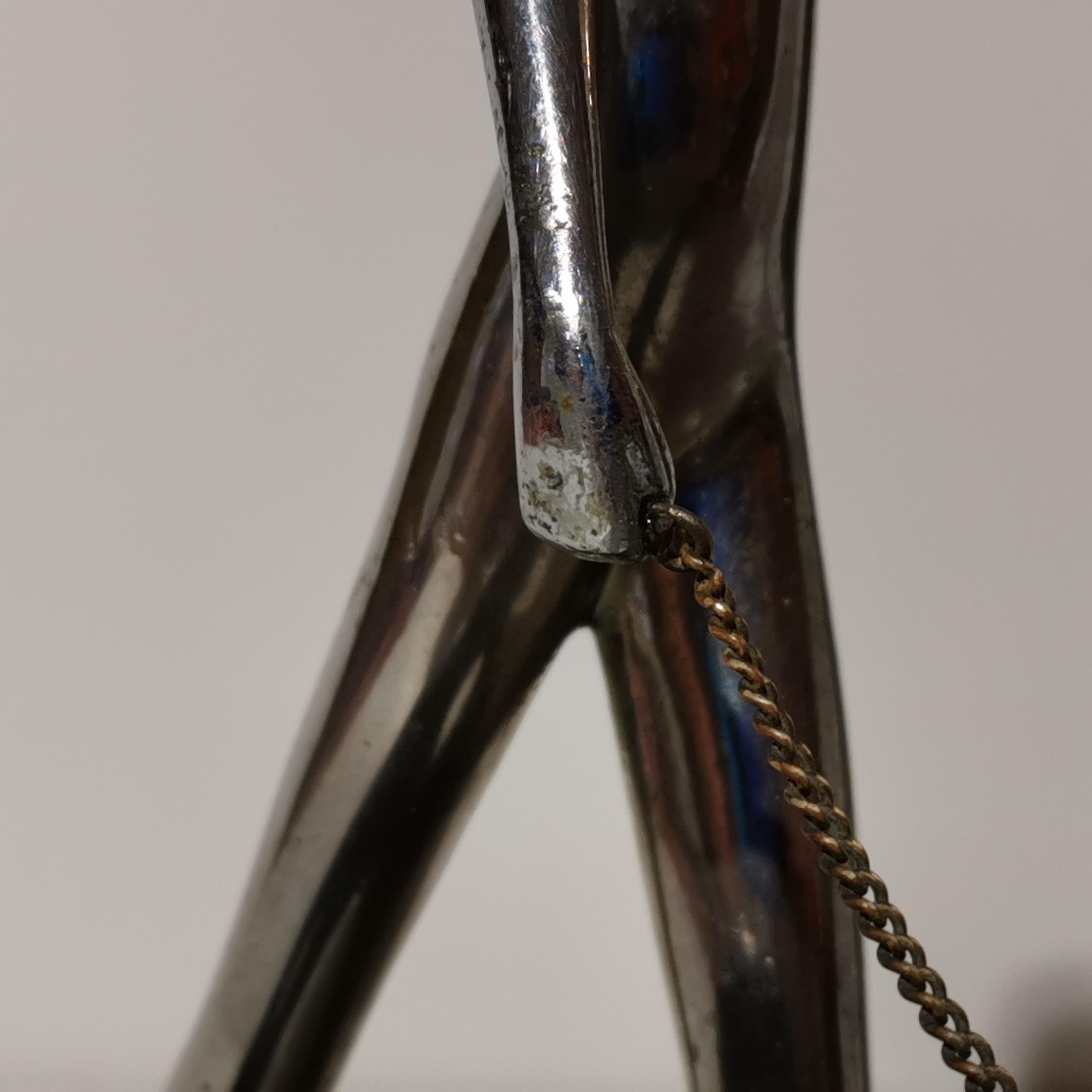 Sculpture Vintage Art of Vintage par Hagenauer, Vienne. Fabriqué vers 1930, corps en laiton avec revêtement en nickel. La panthère noire a été restaurée (peinture), la femme en état d'origine avec patine.
Durant la période économiquement difficile