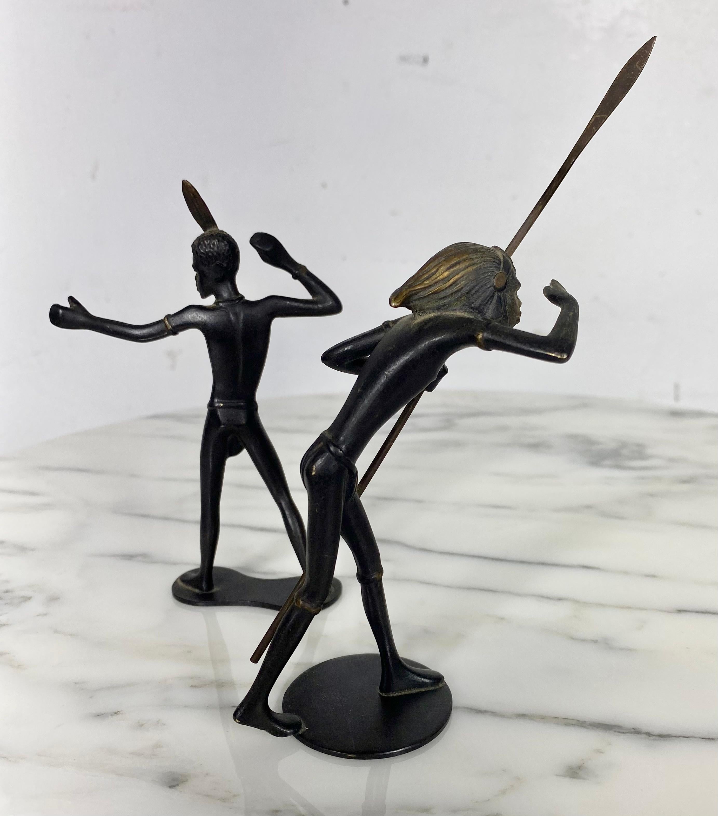 Art déco Richard Rohac Autriche (1906-1956) style Hagenauer chasseurs masculins africains en bronze en vente