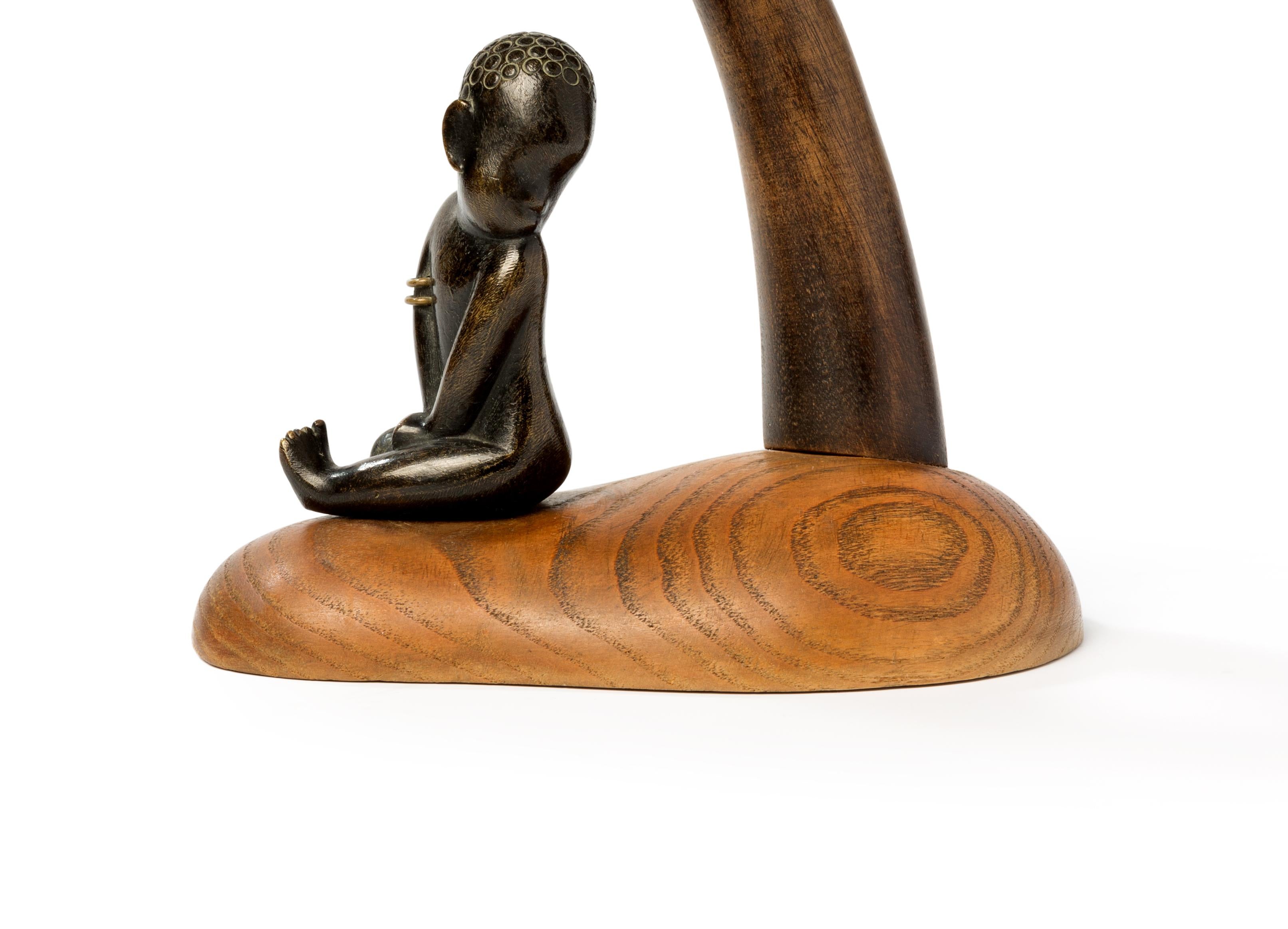 Hagenauer Werksttte „Aafrikanisches Kind unter Palmenbaum“ Art déco 1940  (Patiniert) im Angebot