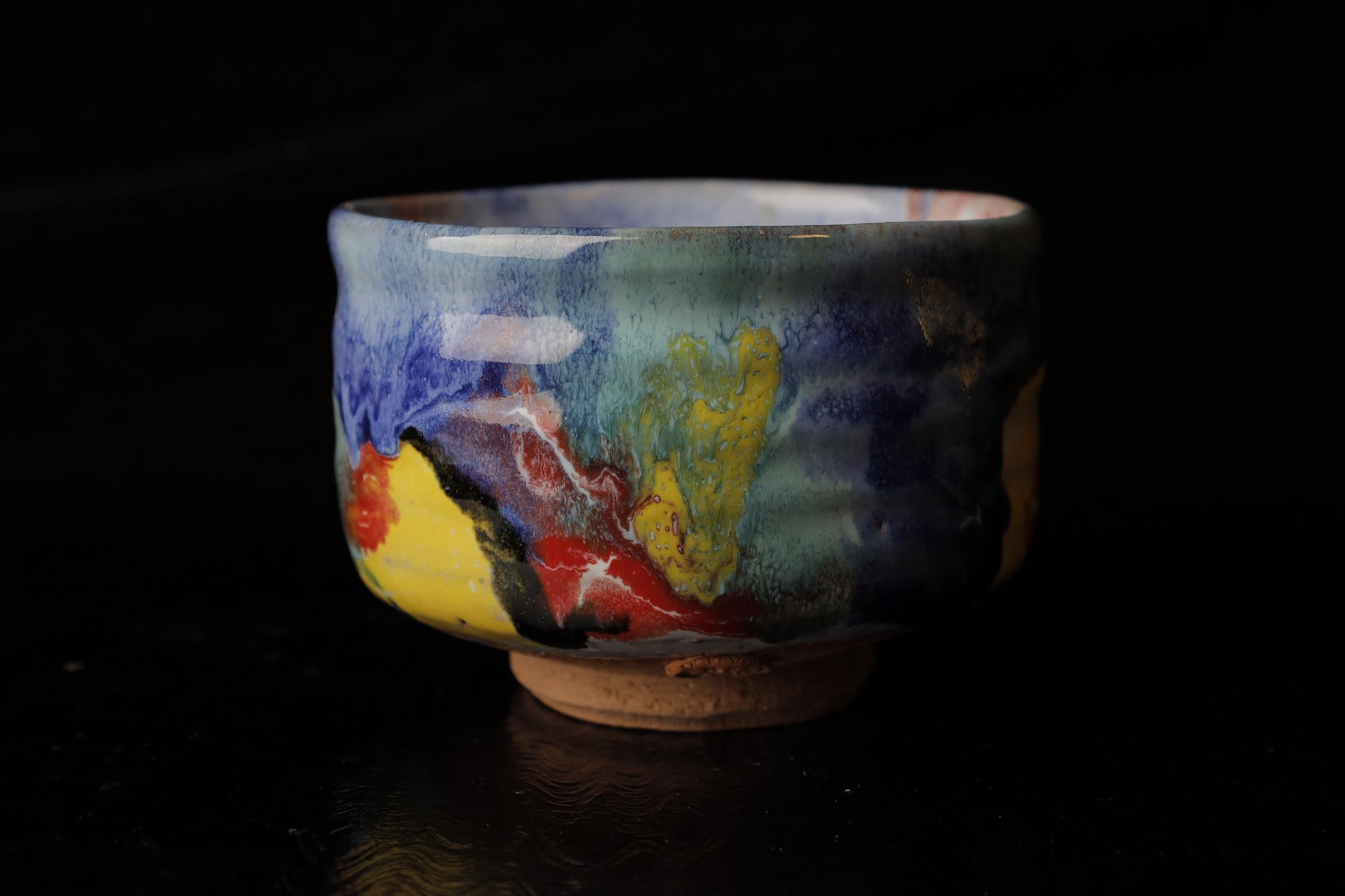 Questa squisita ciotola da tè giapponese è un ottimo esempio di Hagi Ware, realizzata dal famoso ceramista Seigan Yamane. Conosciuto per il suo approccio innovativo alla ceramica tradizionale Hagi, il lavoro di Yamane è celebrato per la sua