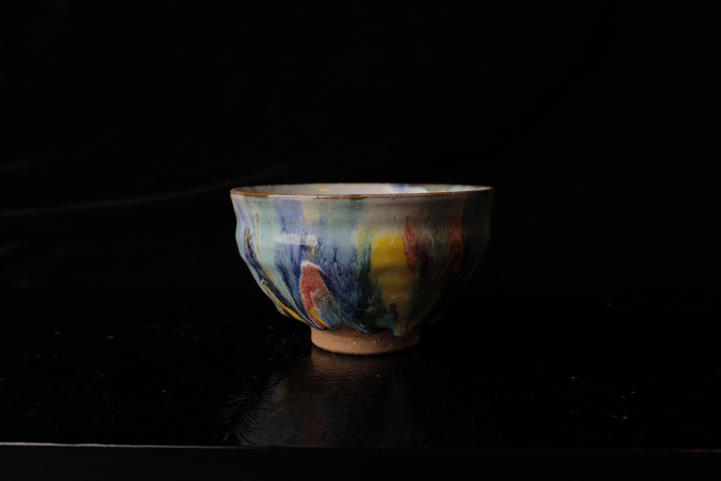 Cet exquis bol à thé japonais est un exemple parfait de l'art de Hagi Ware, créé par le célèbre potier Seigan Yamane. Connu pour son approche innovante de la poterie traditionnelle Hagi, le travail de Yamane est célébré pour sa texture unique et son