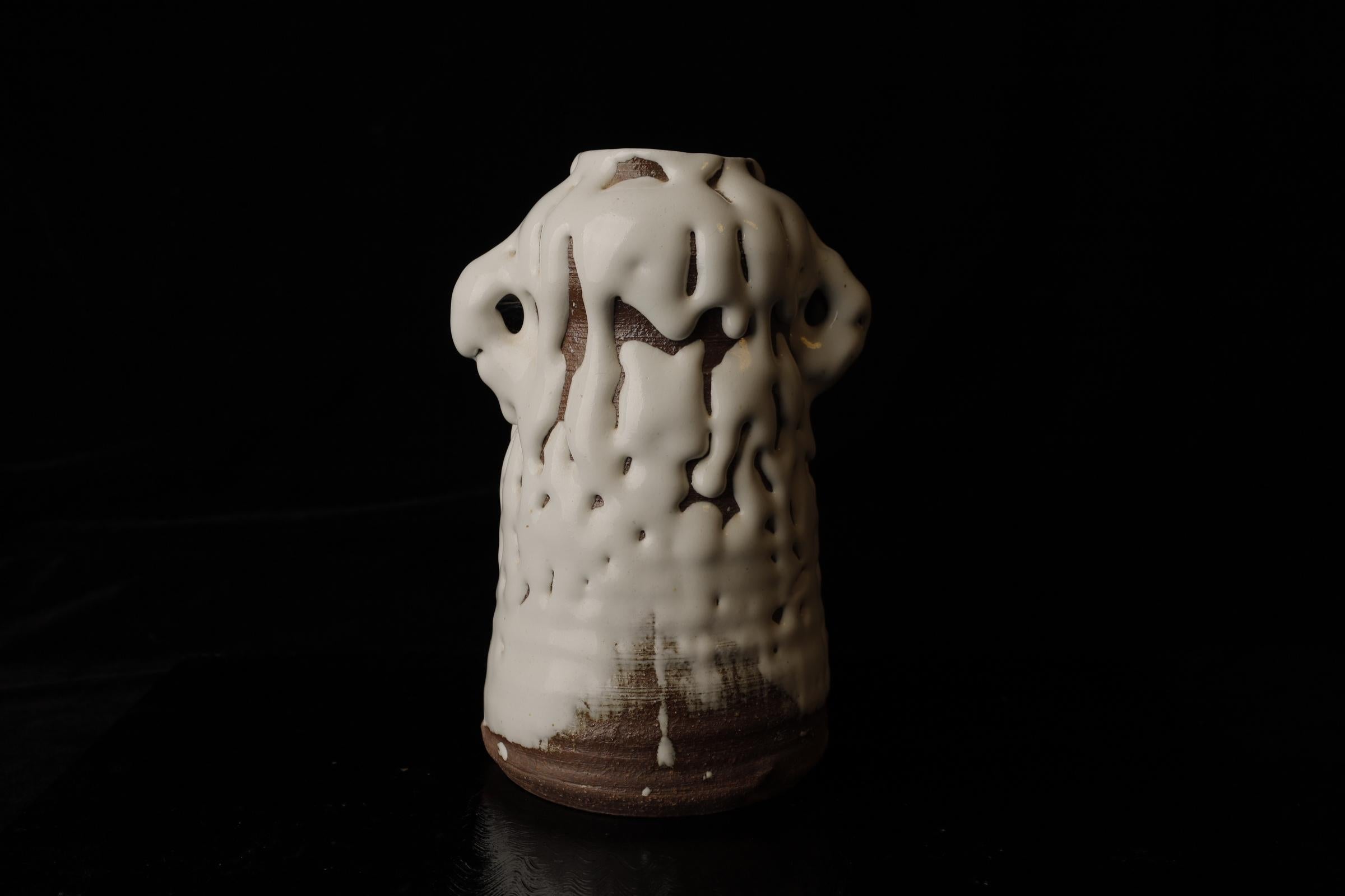 Jarrón Oni Nieve de Seigan Yamane, Hagi Ware

Este exquisito jarrón japonés es un excelente ejemplo de la cerámica Hagi, obra del famoso alfarero Seigan Yamane. Conocido por su enfoque innovador de la cerámica tradicional Hagi, el trabajo de Yamane