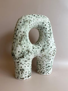 Hagi Weiße Raku-Ton-Keramik-Skulptur von Stephanie Phillips