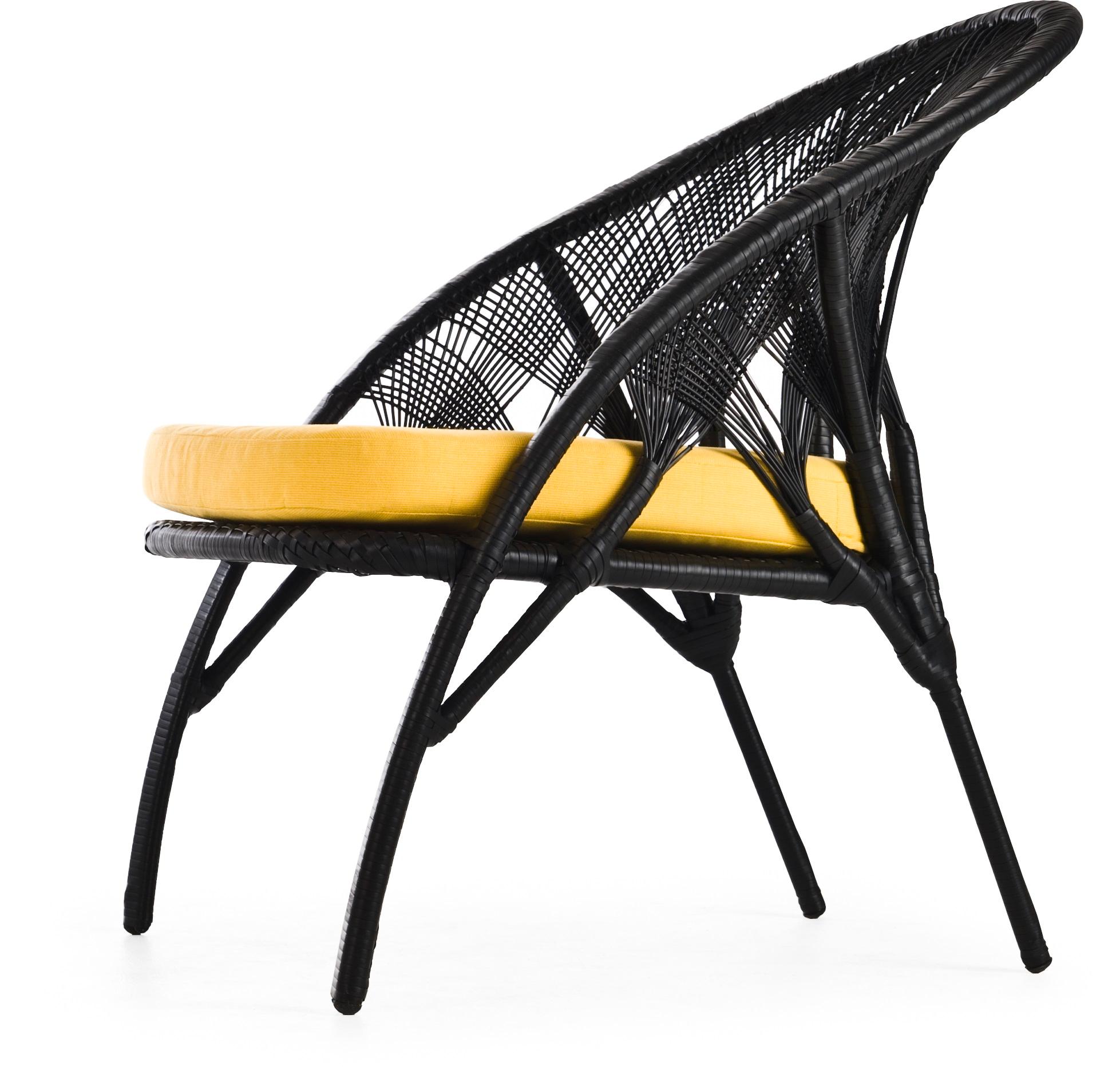 Sillón Hagia easy de Kenneth Cobonpue
Materiales: Polietileno, nailon. Acero.
También disponible en otros colores.
Dimensiones: 75cm x 60 cm x H 80cm 

Disfruta del lujo regio y la romántica estética gótica de Hagia. Bajo un intrincado techo