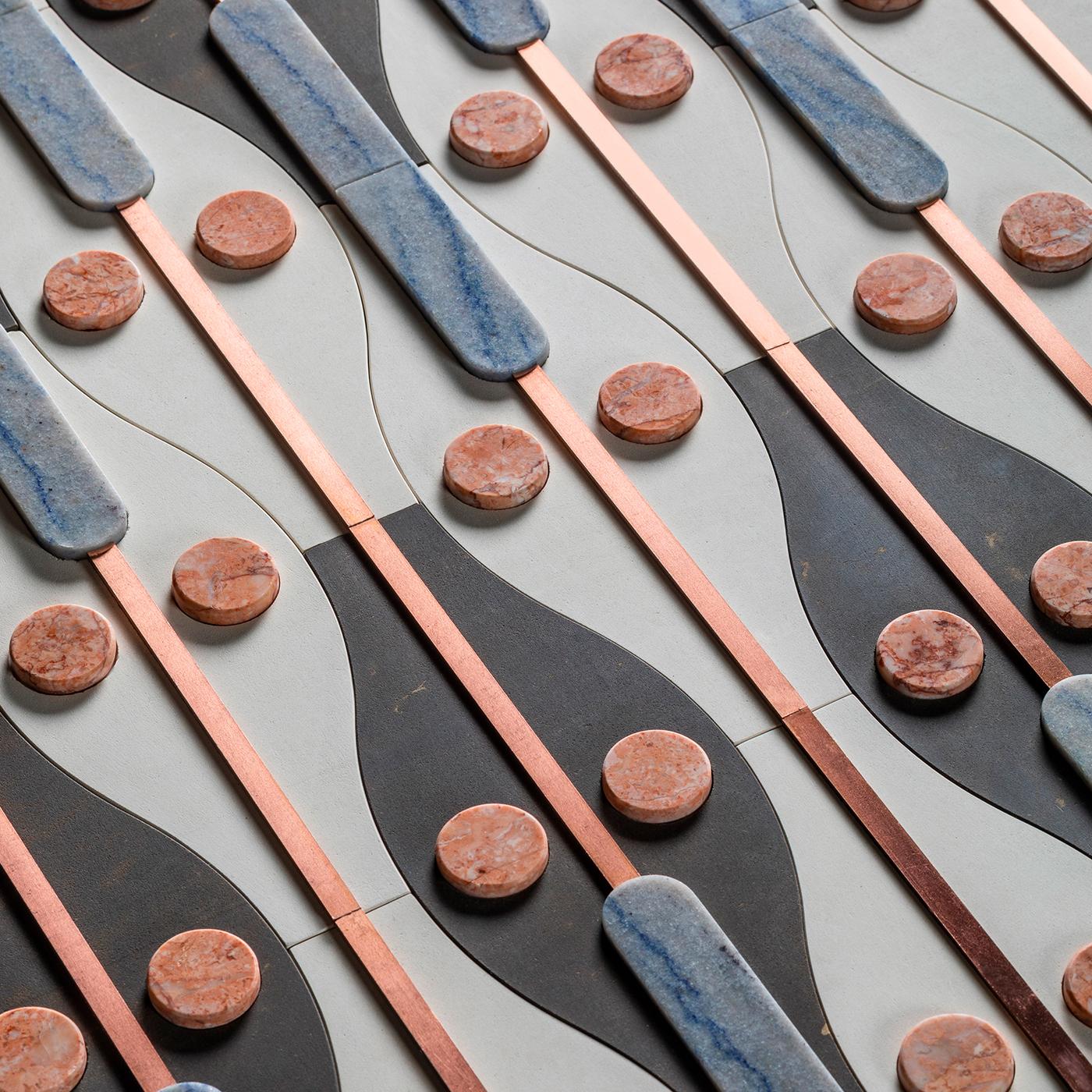 Réinterprétant les mosaïques sacrées de Byzance, ces carreaux raffinés de la collection Bisanzio sont réalisés en pierre Pietra Fenice et Bianco Fenice avec une finition adoucie, enrichie de cercles en marbre rose poli, de rectangles en marbre azul