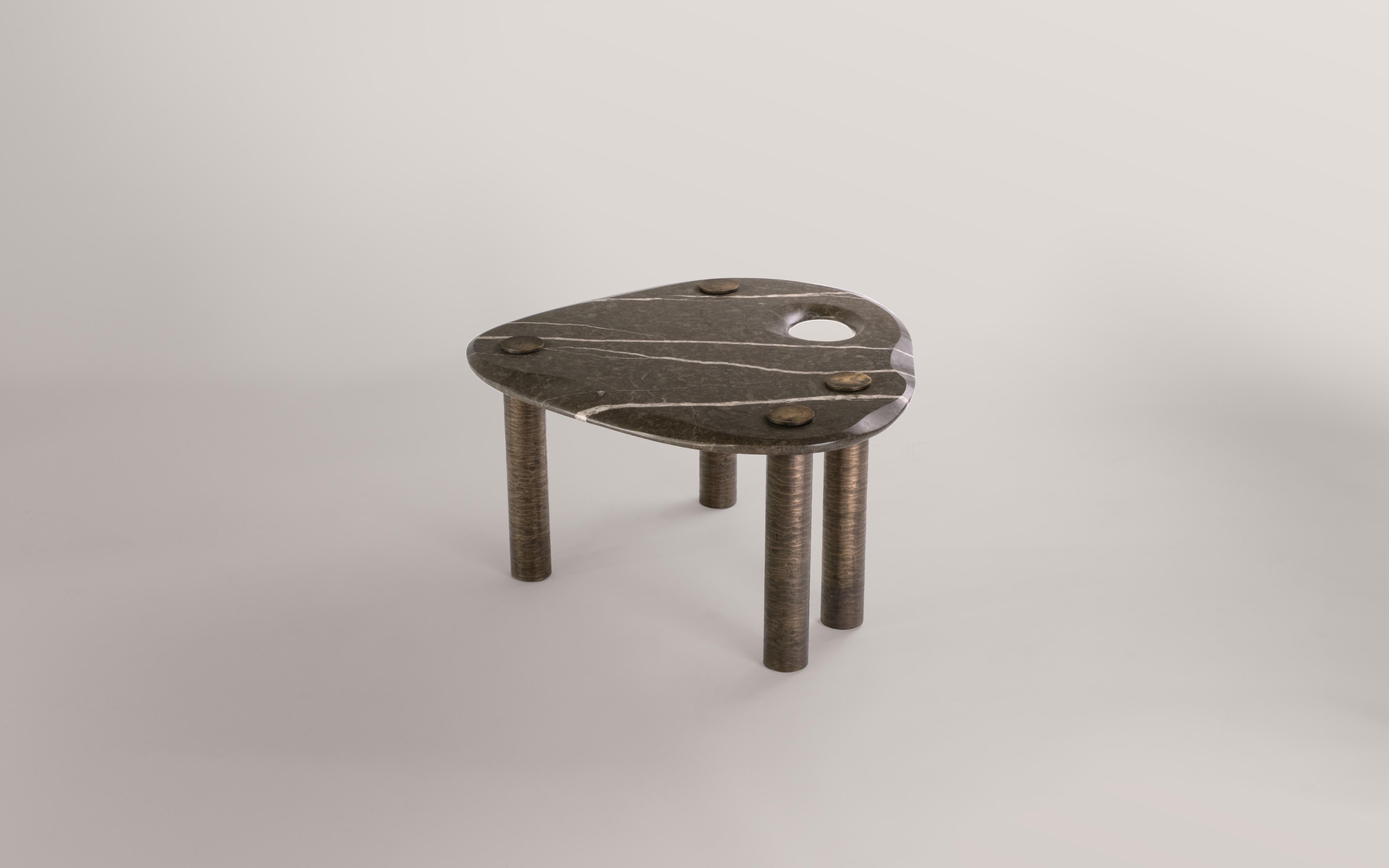 Une collection de tables de NOVOCASTRIAN en Collaboration avec Britannicus Stone, inspirée par les simples galets perforés qui enchantent les gens depuis des siècles. 

Pour ceux qui ont la chance d'en découvrir une sur nos côtes, ces pierres