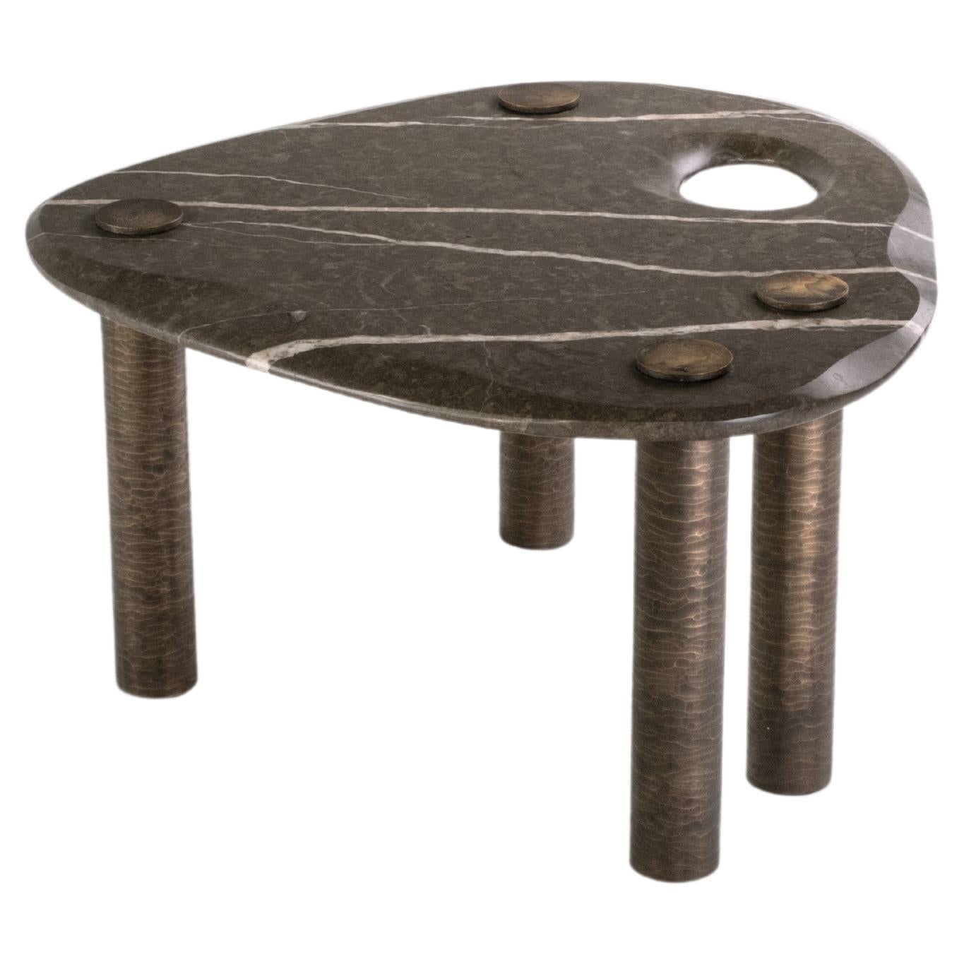 Mesa de centro Hagstone hecha a mano, latón texturizado y mármol británico poco común-Lista para enviar en venta