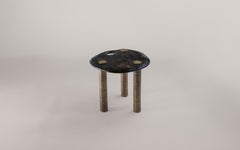 Table d'appoint Hagstone faite à la main, laiton texturé et marbre britannique rare