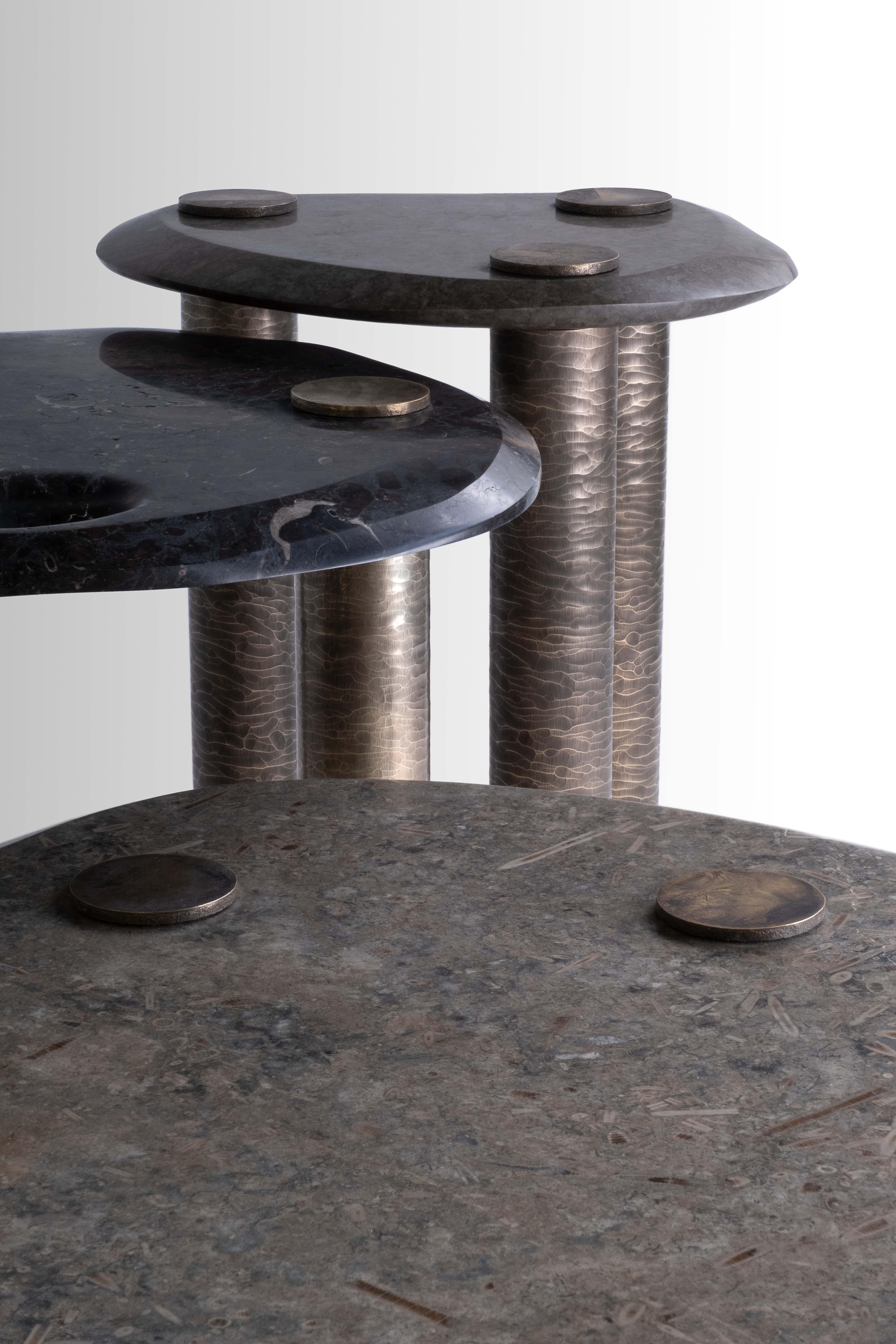Mesa auxiliar Hagstone hecha a mano, latón texturado y mármol británico poco común Moderno orgánico en venta