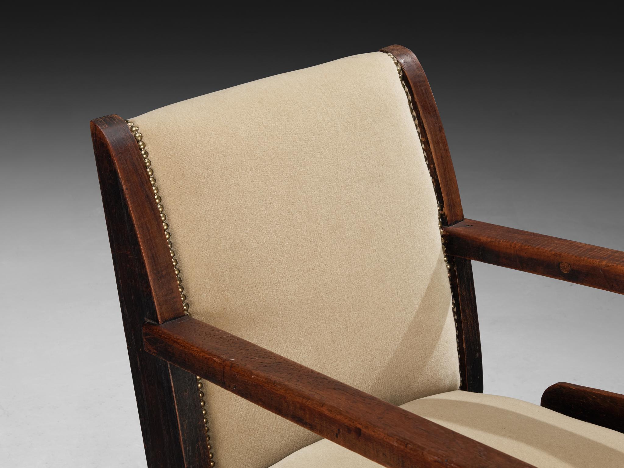 Fauteuil, teck, tissu velours, laiton, Pays-Bas, années 1930

Cette charmante chaise longue appartient à l'école de La Haye, un mouvement qui met l'accent sur les formes géométriques, les proportions simples et les décorations constructivistes. En