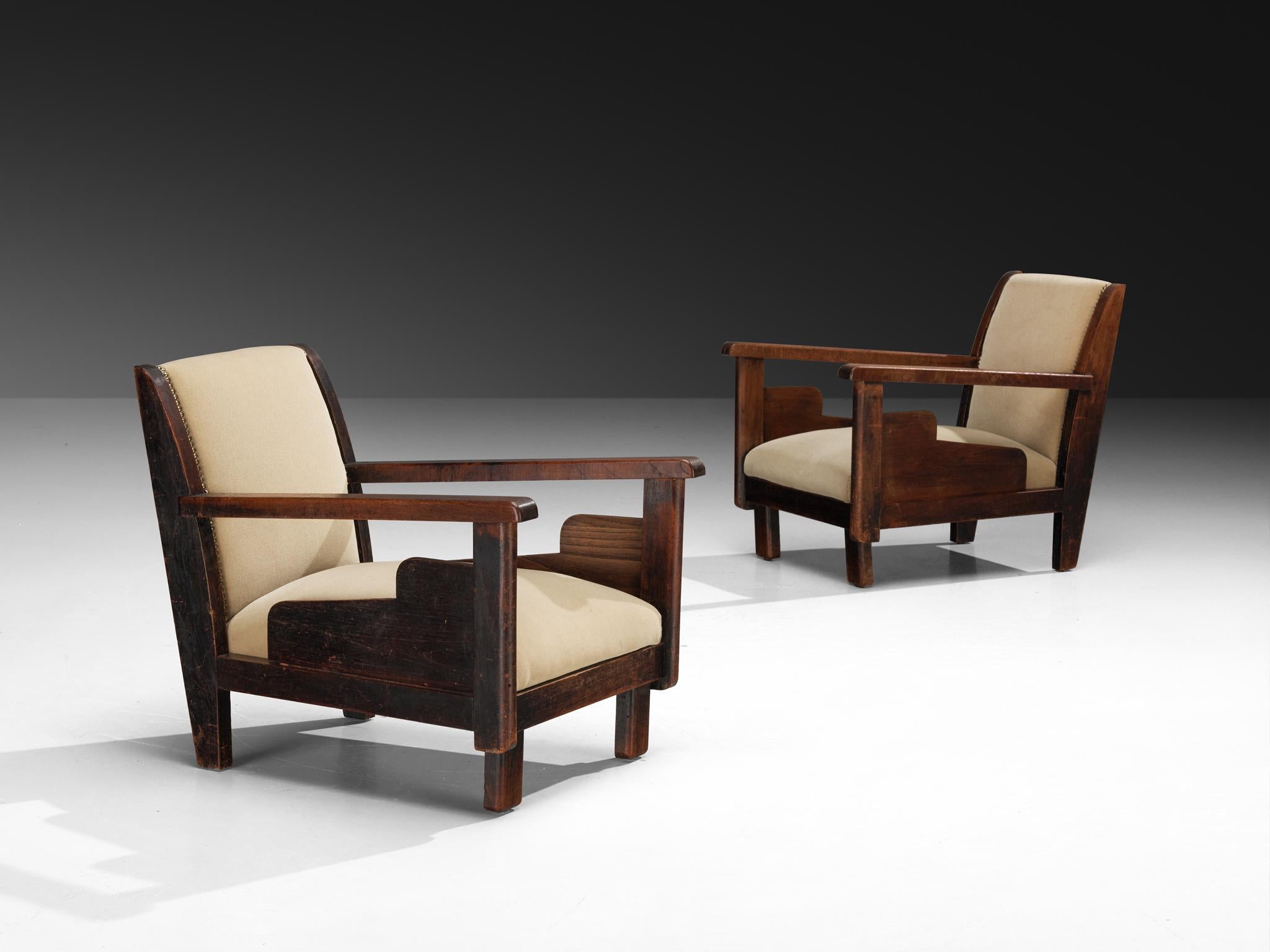 Coppia di poltrone, teak, tessuto di velluto, ottone, Paesi Bassi, anni '30

Questo affascinante set di sedie da salotto appartiene alla Scuola dell'Aia, un movimento che enfatizza le forme geometriche, le proporzioni semplici e le decorazioni