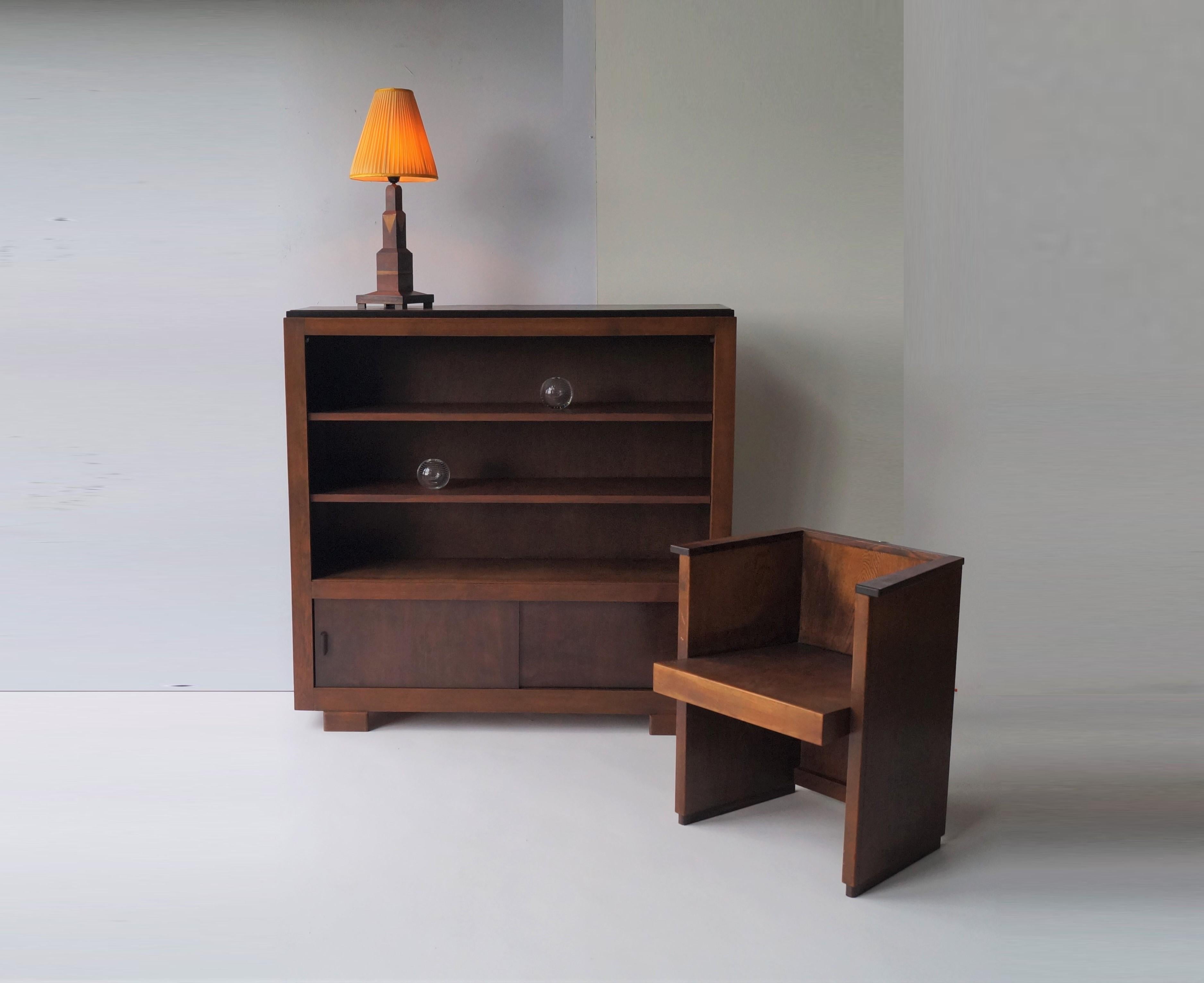 An original 1930s bookcase in a modernist, minimalist design. Based on similar designs, the cabinet is attributed to the Dutch interior designer, furniture designer and interior designer Frits Spanjaard (1889 - 1978). As illustrated in the photos,