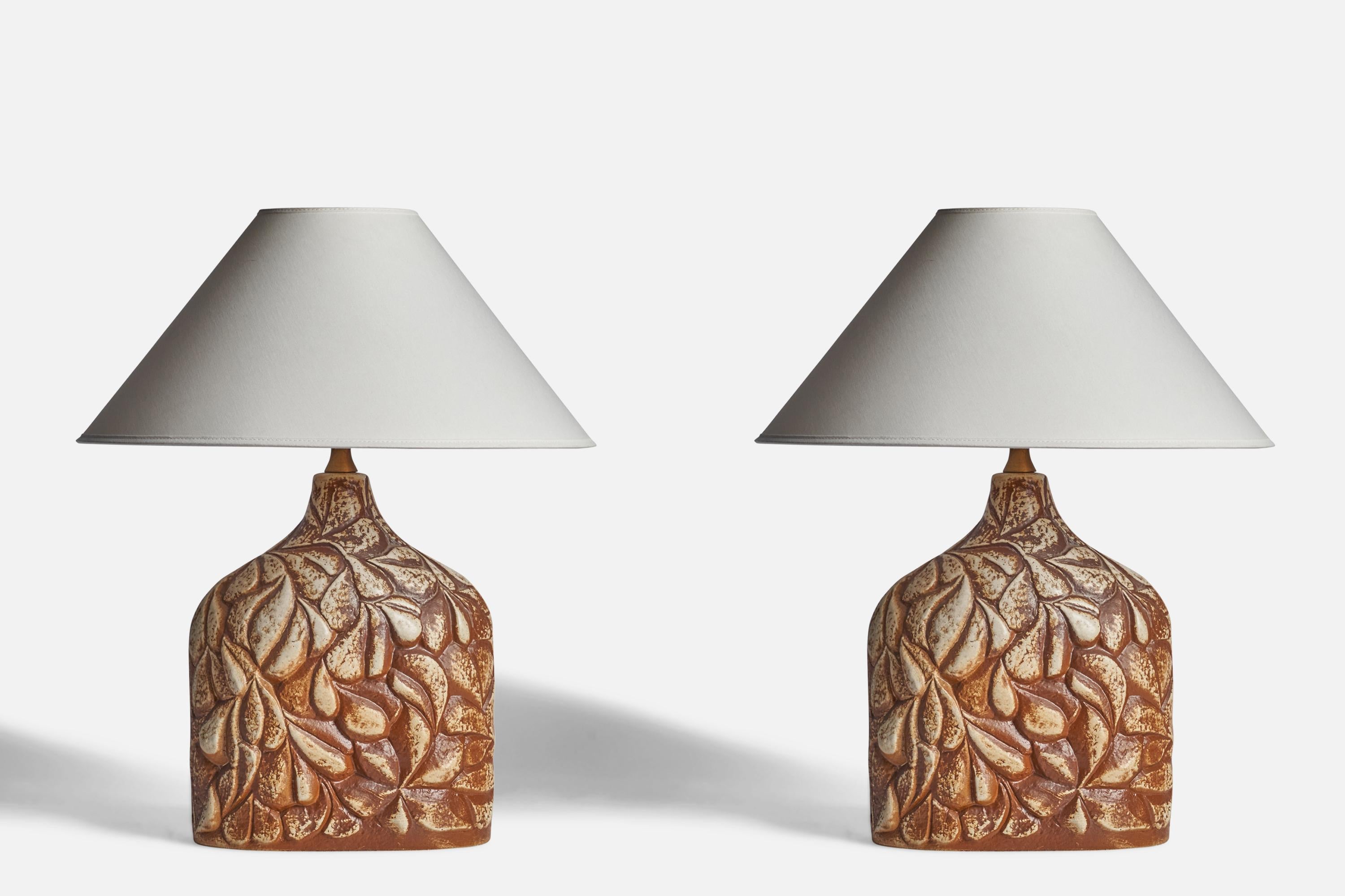 Paire de lampes de table en grès émaillé gris et brun, conçues par Haico Neitchze et produites par Søholm, Danemark, années 1960.

Dimensions de la lampe (pouces) : 15.5