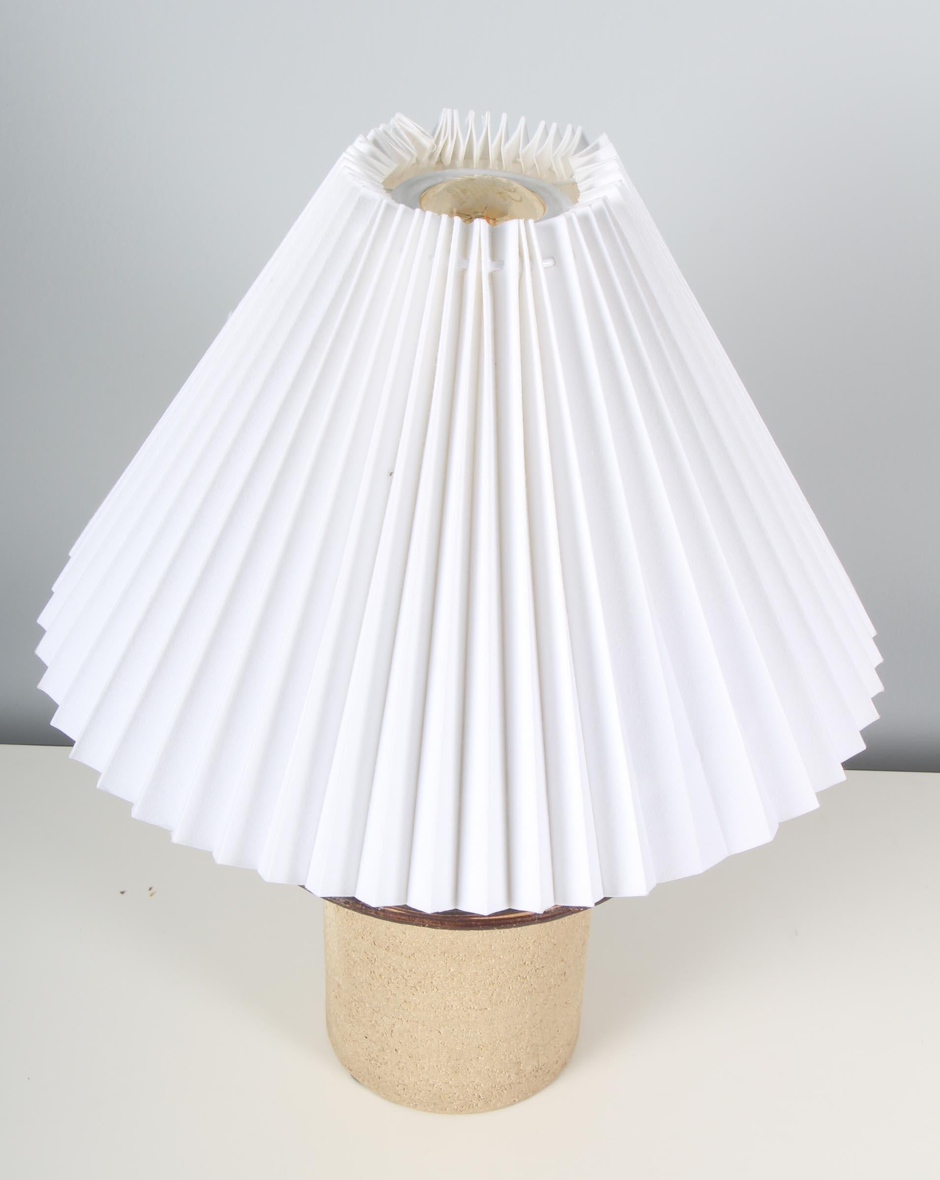 Einzigartige handgefertigte dänische moderne Tischlampe mit brauner Glasur vom deutschen Bildhauer und Designer Haico Nitzsche für die dänische Søholm Pottery. Wurde in den 1970er Jahren auf der dänischen Insel Bornholm hergestellt. Skulpturale