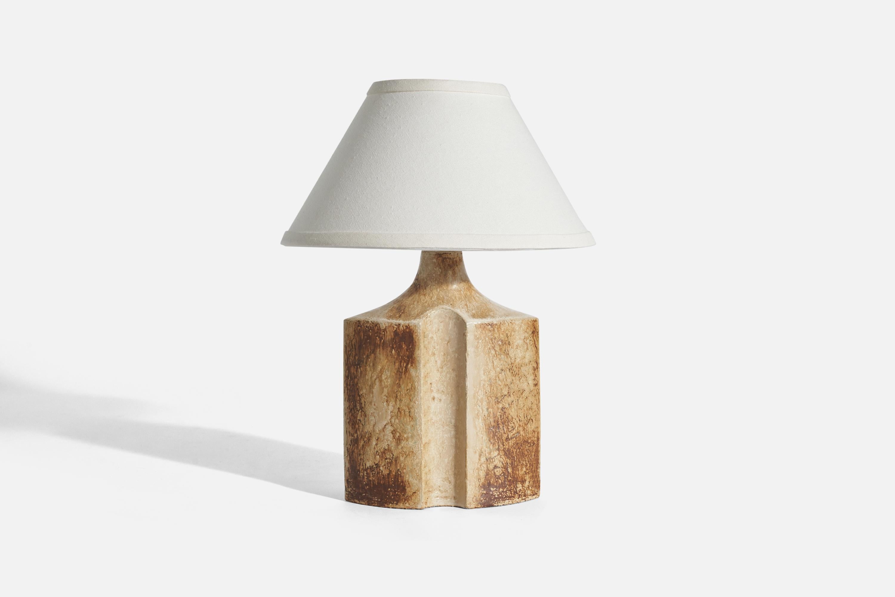 A beige, glazed stoneware table lamp, model 1219-1, designed by Haico Nitzsche and produced by Søholm Stentøj, Denmark, 1970s.

Sold without lampshade(s)
Dimensions of lamp (inches) : 10.81 x 6.37 x 3.37 (Height x Width x Depth)
Dimensions of