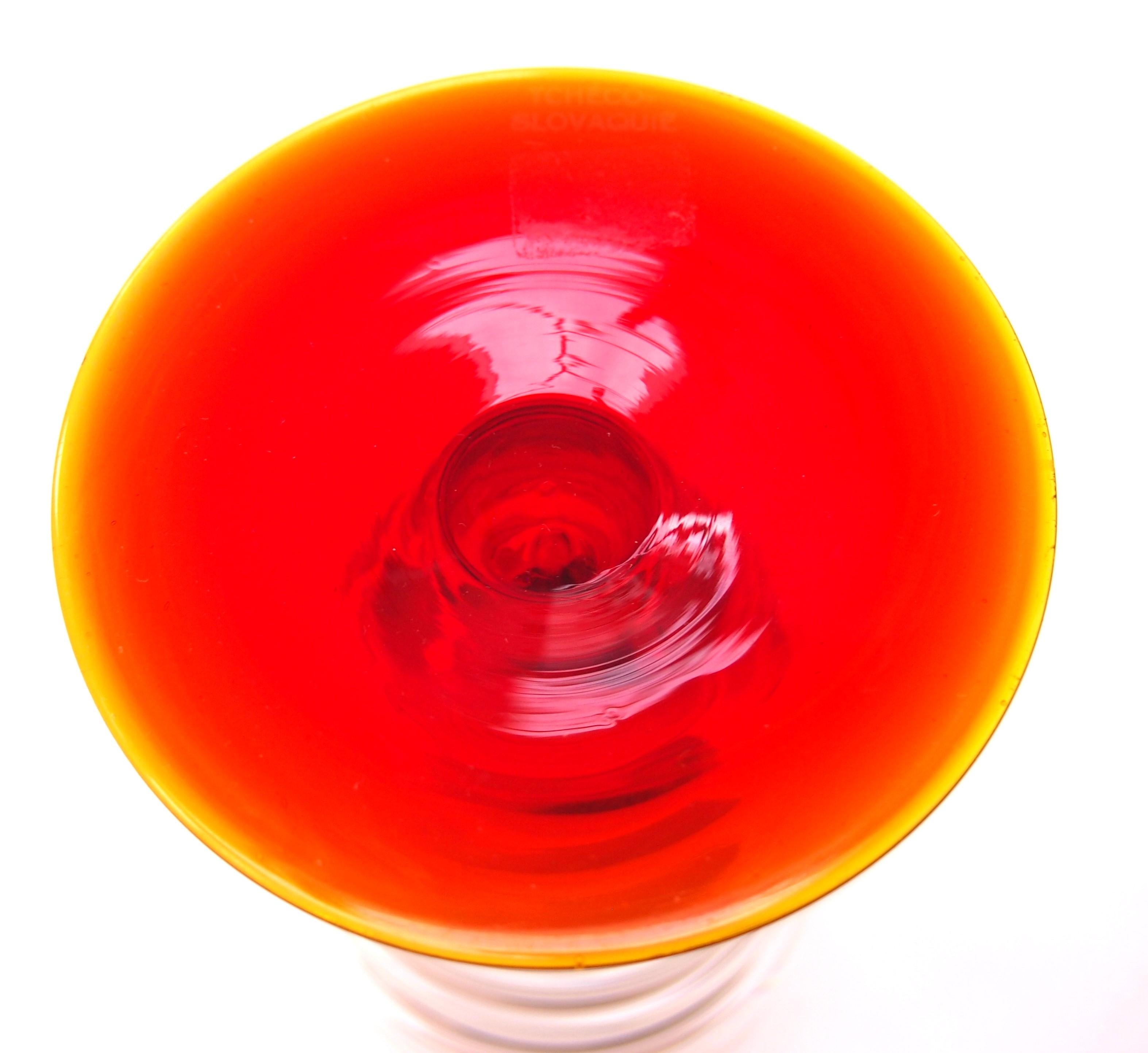 Jarrón de Telaraña de Vidrio Moldeado Fino Haida con Pie Rojo Vivo  c1930 en venta 1