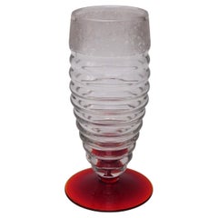 Haida Spinnennetz-Vase aus feinem Pressglas mit Vivid Red Foot  c1930