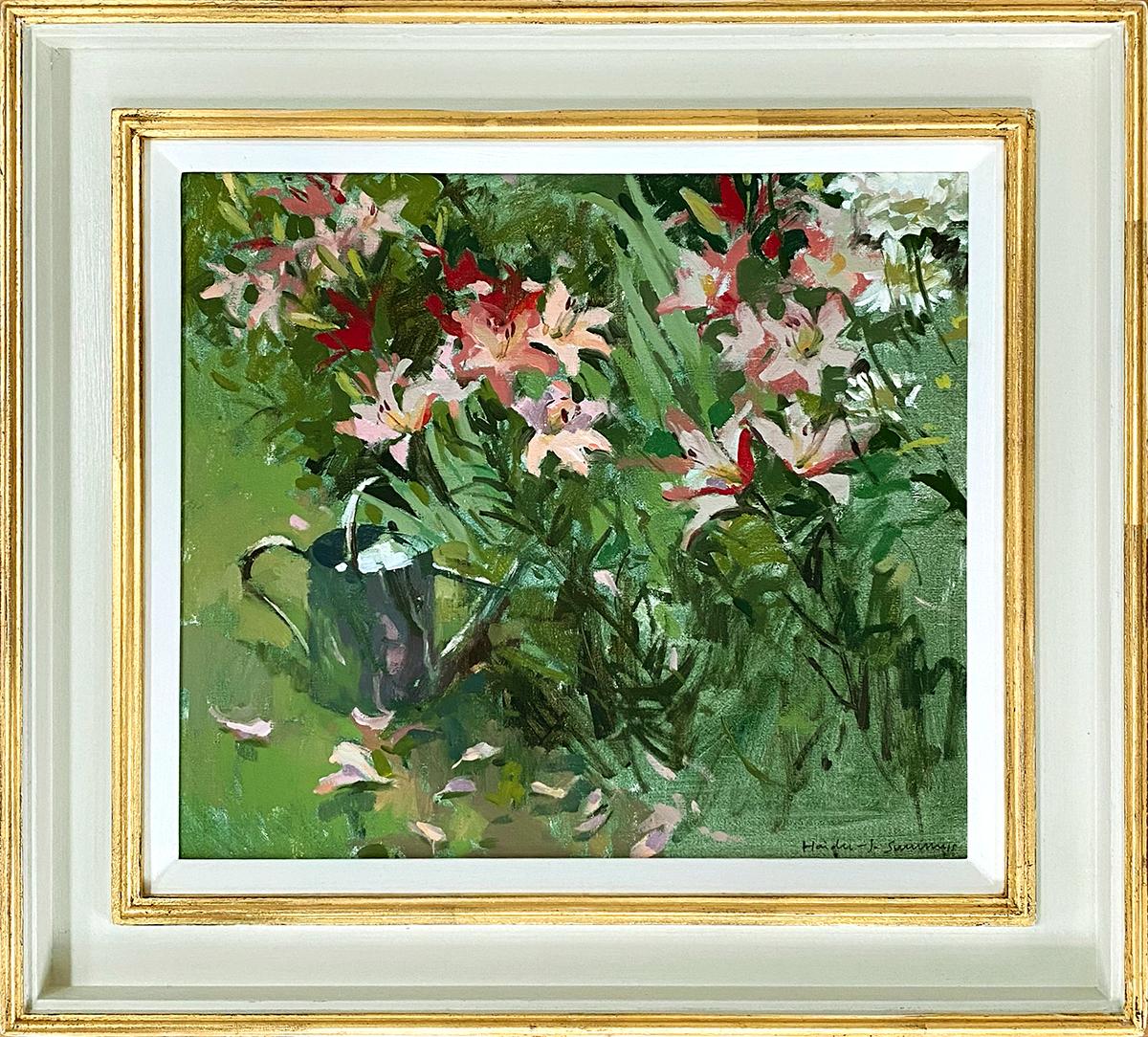 Haidee-Jo Summers Still-Life Painting – Rosa Lilien und Gießkanne