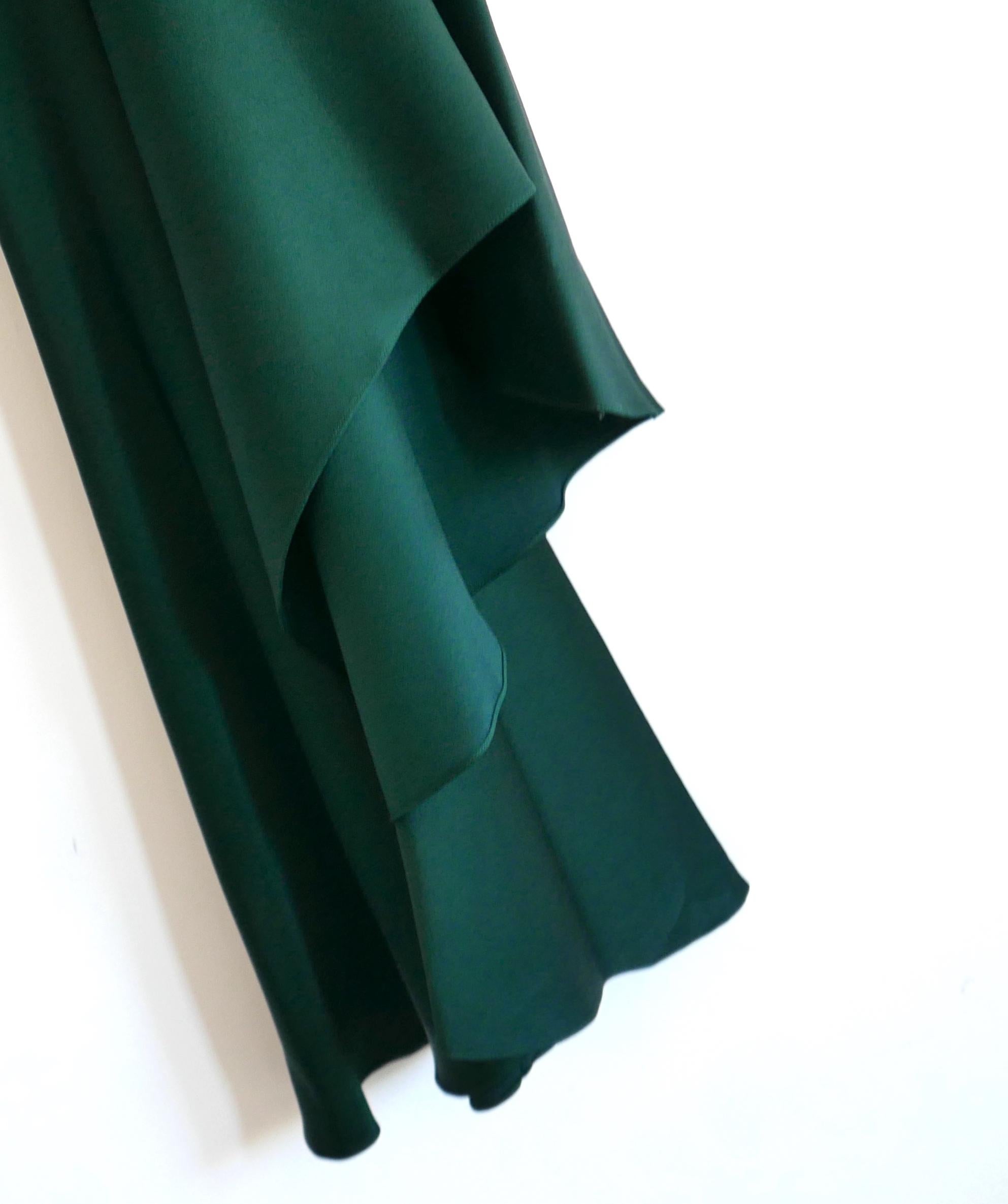 Dramático y moderno vestido minimalista Haider Ackerman de satén verde. Comprada por 1650 £ y sin estrenar. Confeccionado en satén de mezcla de acetato verde bosque brillante, tiene un amplio corte al bies que se gradúa en un dobladillo asimétrico