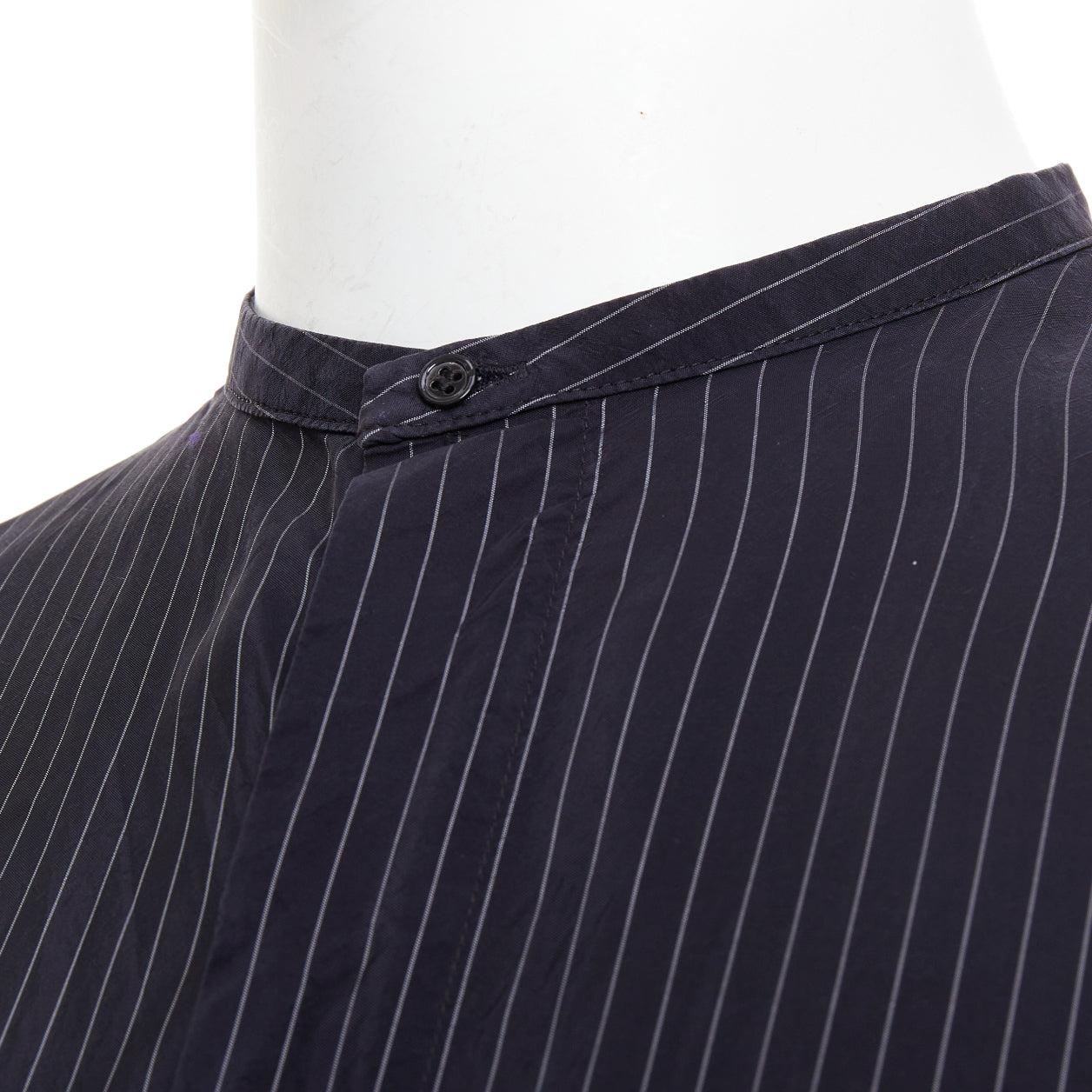 Haider Ackermann chemise col évêque à rayures noires à demi-manches S
Référence : CNLE/A00481
Marque : Haider Ackermann
Matériau : Cupro
Couleur : Noir, Gris
Motif : à rayures
Fermeture : bouton
Détails supplémentaires : Bouton caché.
Fabriqué en :