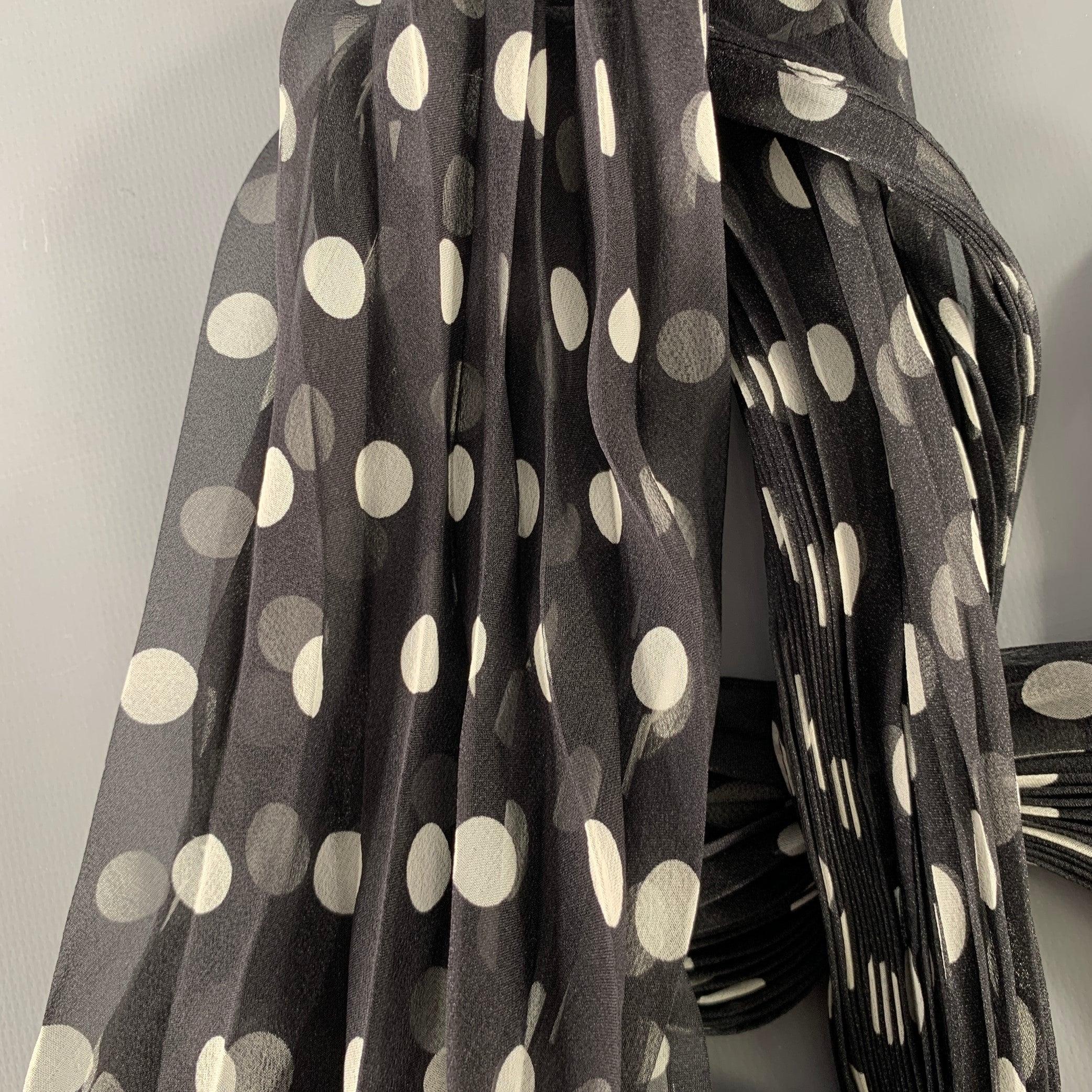HAIDER ACKERMANN scarf
in a black and white silk fabric featuring a polka dot pattern, and pleated design. Made in Italy.Excellent Pre-Owned Condition. 

Measurements: 
  75 inches  x 35 inches 
  
  
 
Sui Generis Reference: 131601
Category: