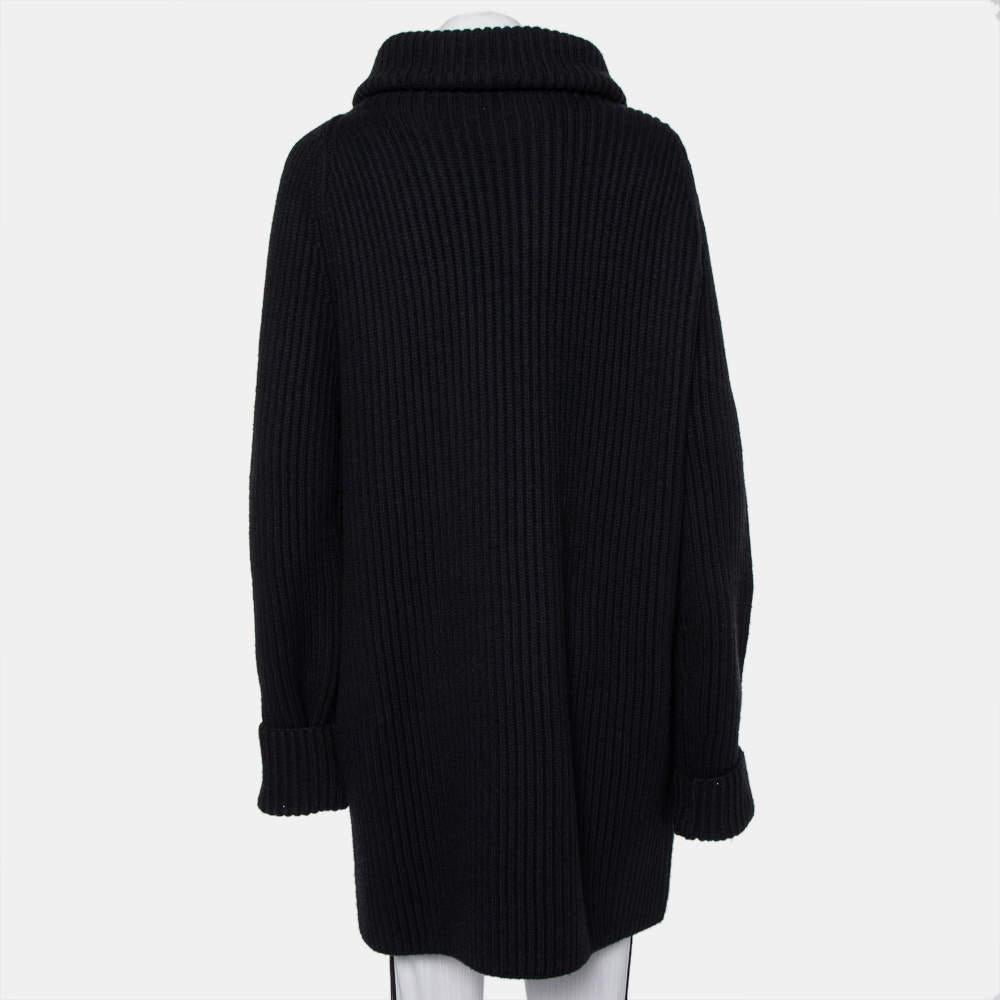 A fine choice for your winter fashion, this Haider Ackermann ribbed cardigan is knit from wool into an oversized style and it features long sleeves and a front zipper.

