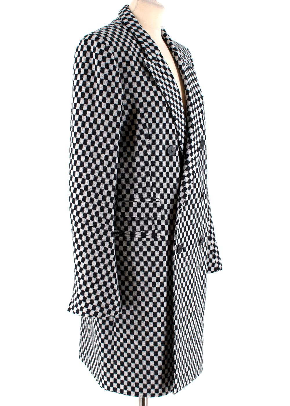 Haider Ackermann Checkerboard Double Breasted Coat

- Langer Mantel mit schwarz-weißem Schachbrettmuster 
- Weiche Wollmischung 
- Zweireihiger Mantel 
- Gekerbtes Revers 
- Knopfverschluss vorne 
- Brusttasche:: zwei Jet- und eine Pattentasche